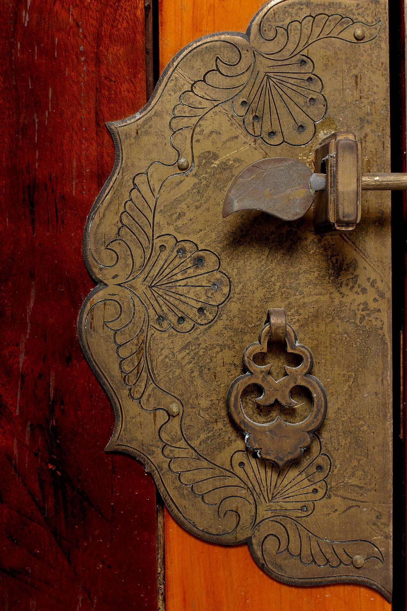 Early 20th Century Chinese Cabinet Made of Elm and Burl Wood with Carved Skirt For Sale 2