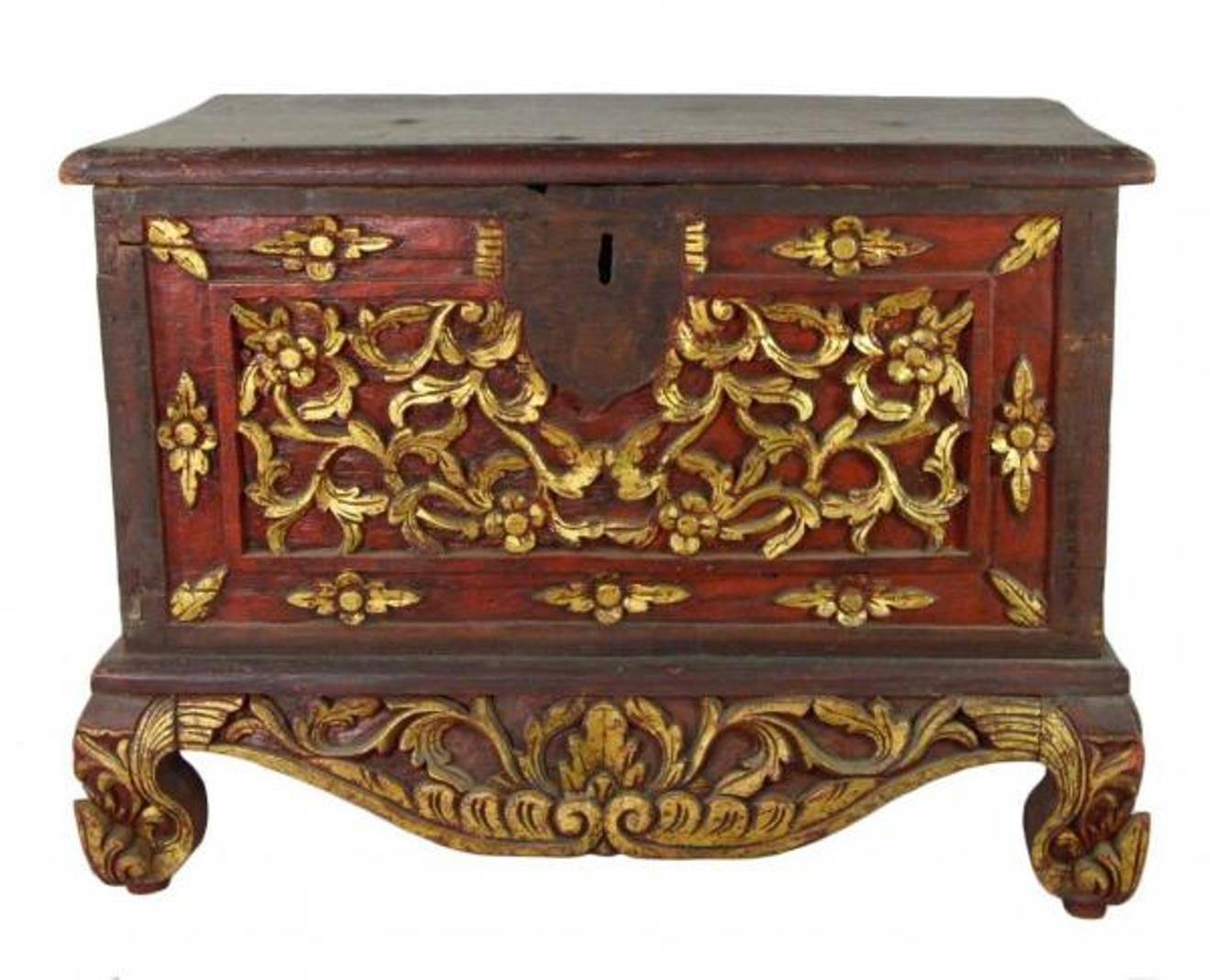 Indonesian Madura Gilt Treasure Chest with Hand-Carved Details, 20th Century For Sale 4
