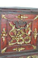 Coffre de trésor indonésien en or doré Madura avec détails sculptés à la main, 20ème siècle