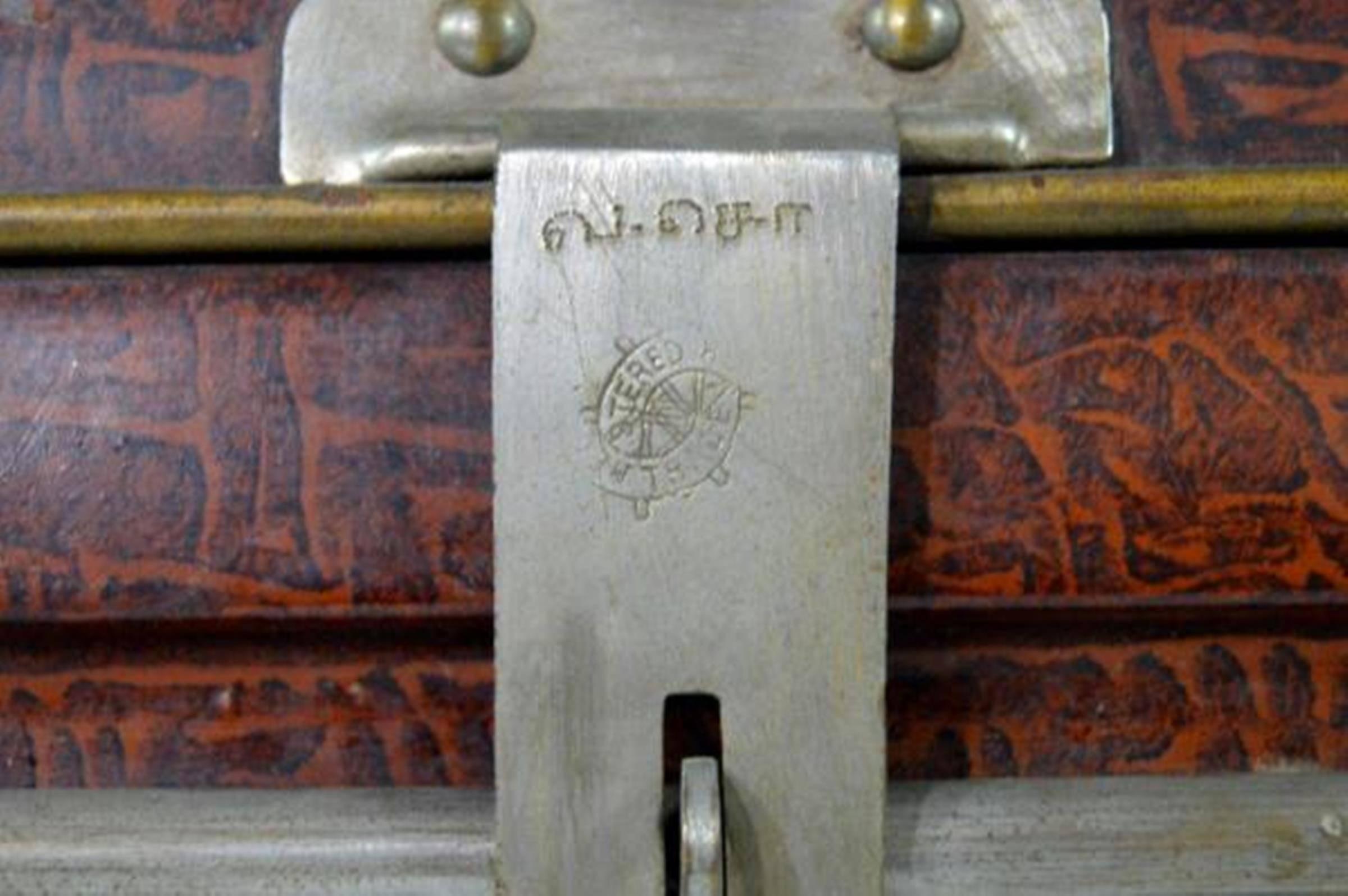 Métal Ancienne malle en métal verrouillé britannique Wilkes & Son pour l'exportation, vers 1800 en vente
