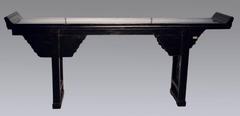 Antiker Konsolentisch aus schwarzem Lack mit geschnitzten Details aus China, um 1800