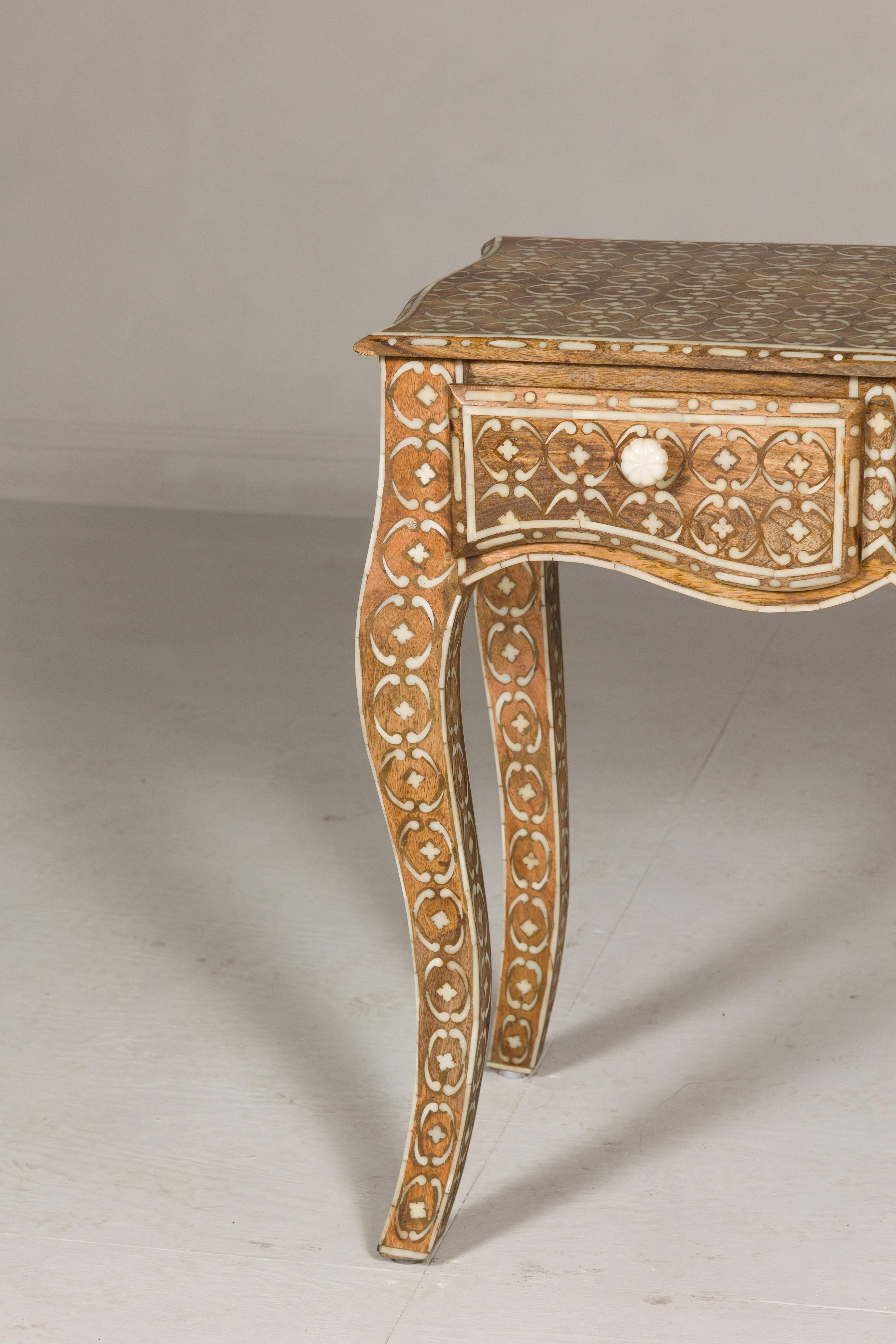 XXIe siècle et contemporain Console anglo-indienne de style Louis XV à trois tiroirs et pieds cabriole en vente