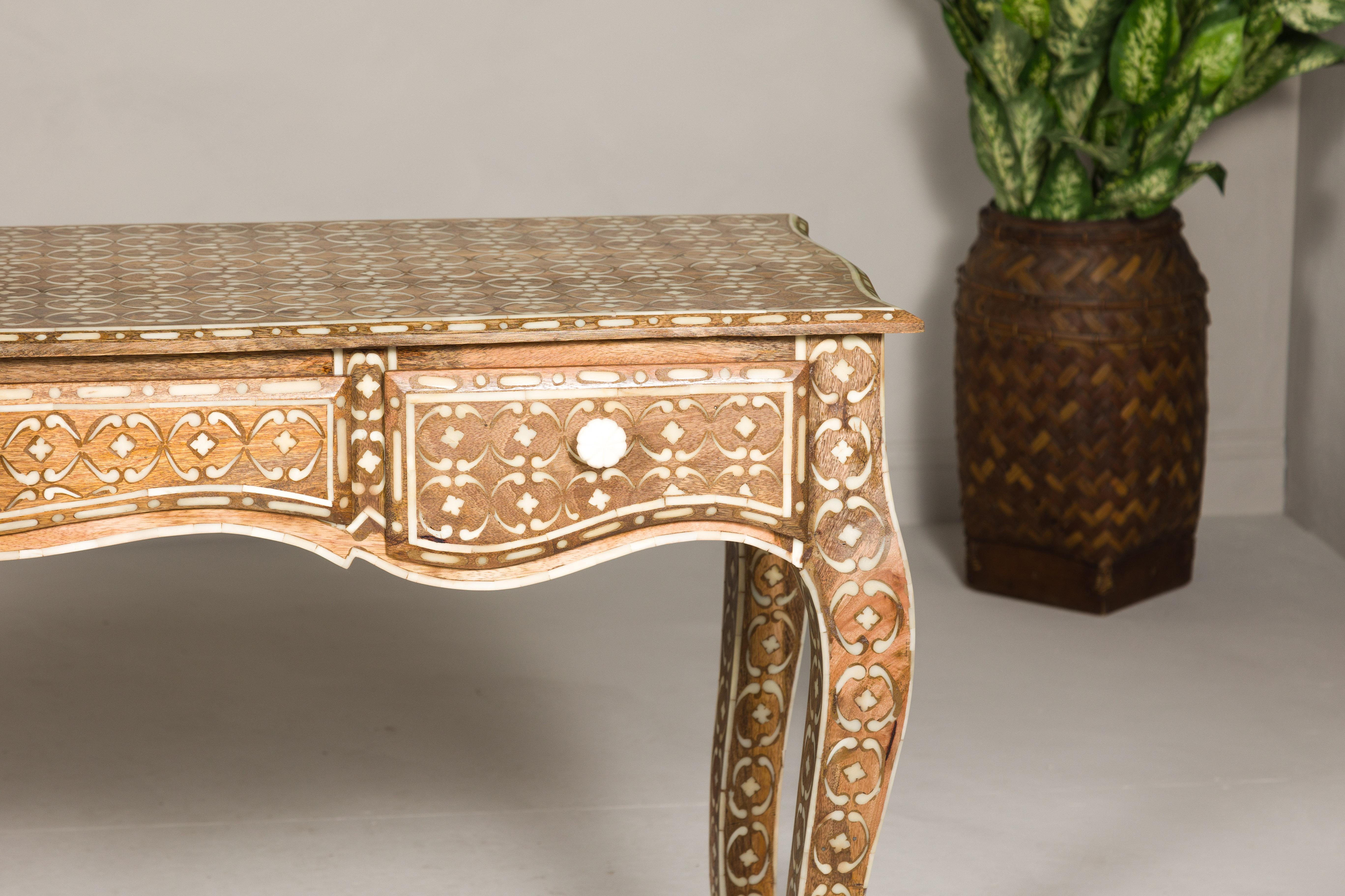 Incrusté Console anglo-indienne de style Louis XV à trois tiroirs et pieds cabriole en vente