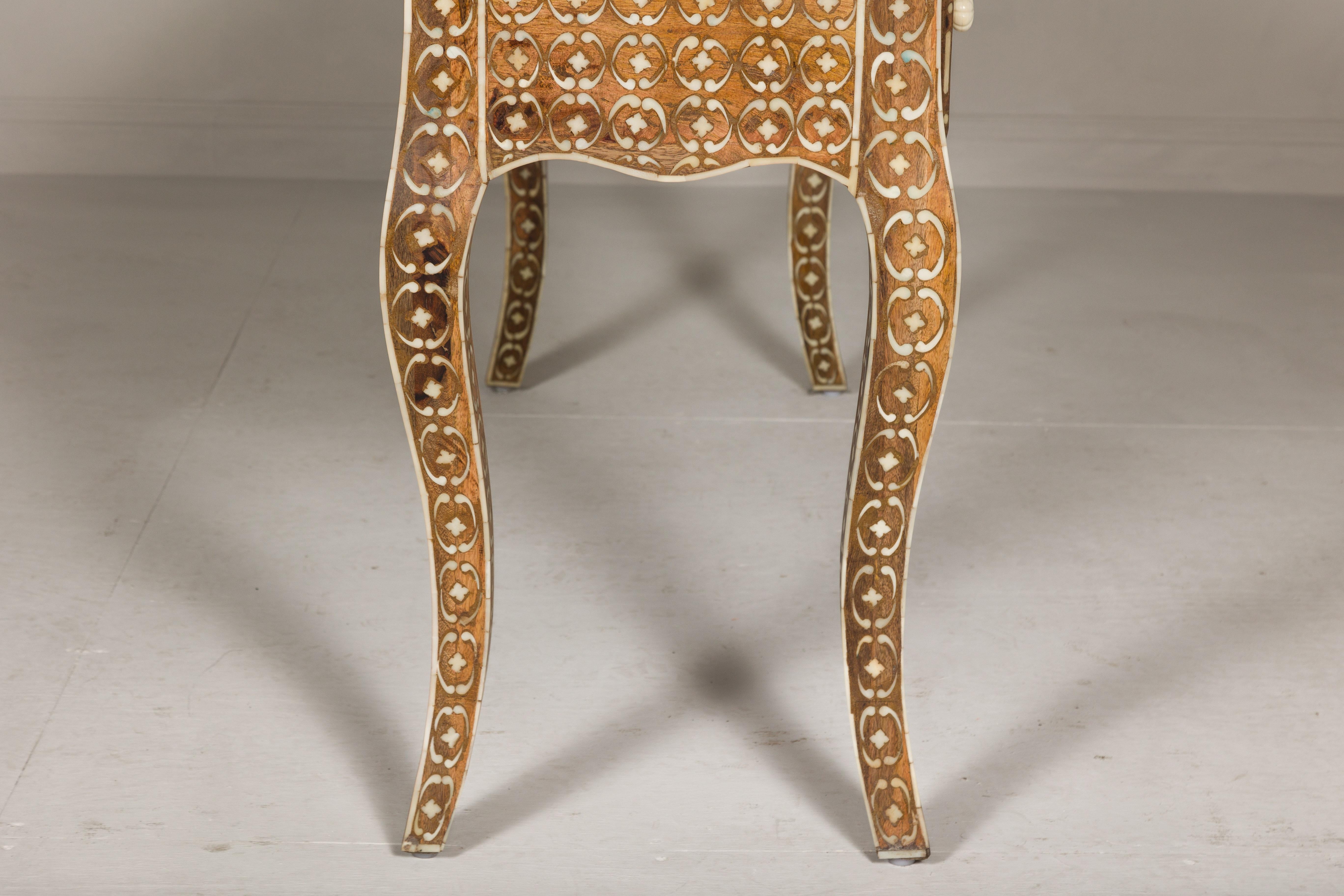 Console anglo-indienne de style Louis XV à trois tiroirs et pieds cabriole en vente 10