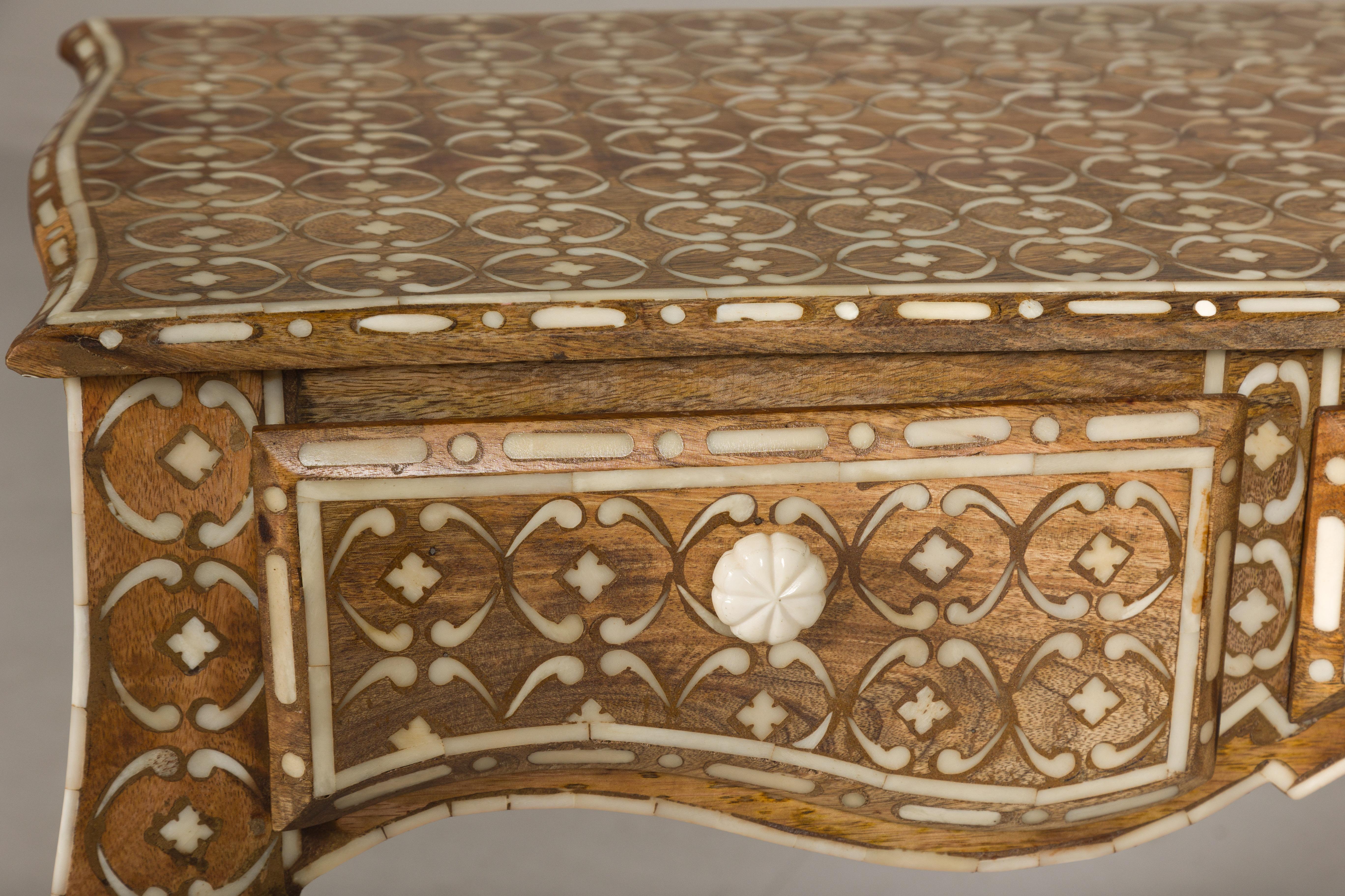 Console anglo-indienne de style Louis XV à trois tiroirs et pieds cabriole en vente 6