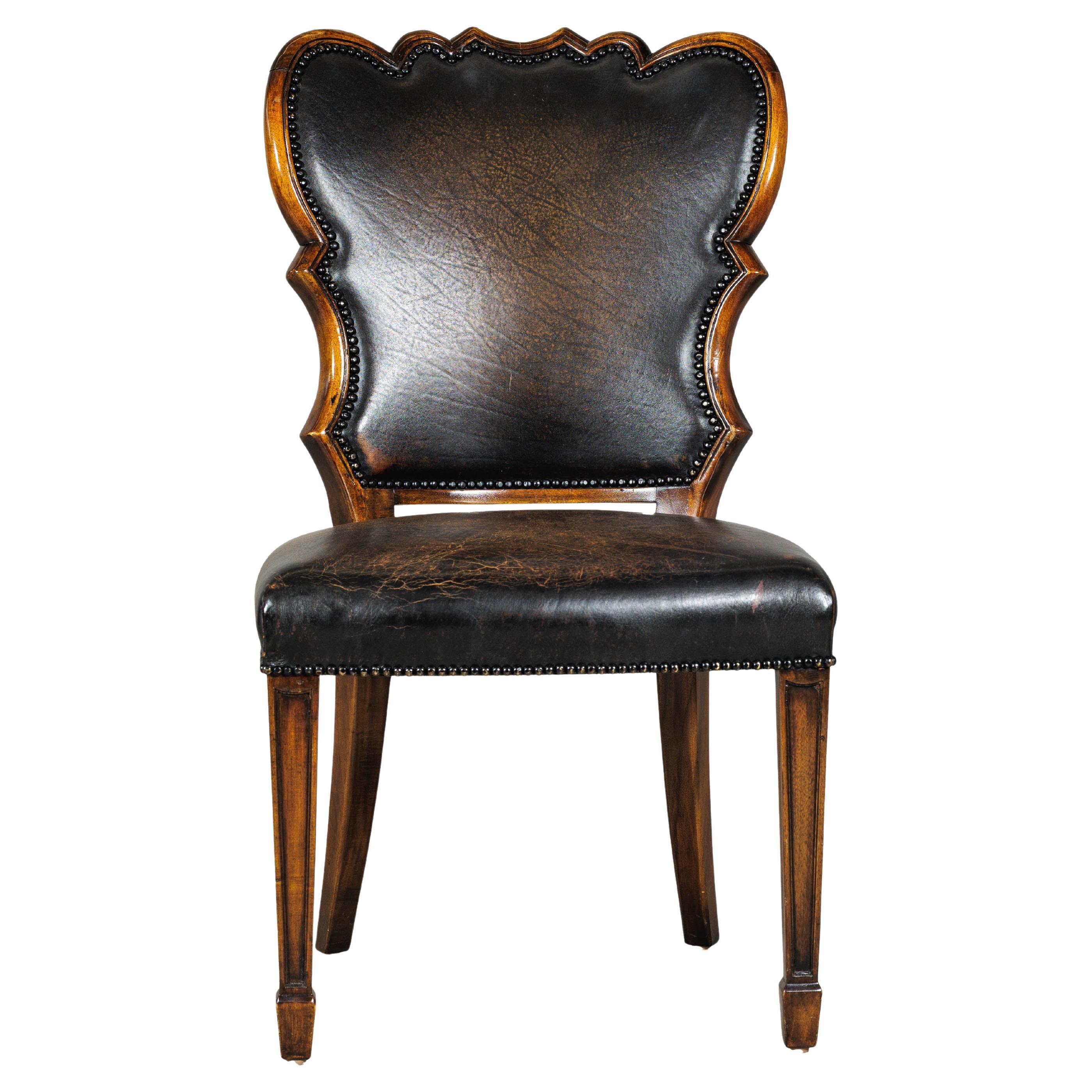 Sedia da scrivania in pelle nera con struttura intagliata e decorazioni a chiodo