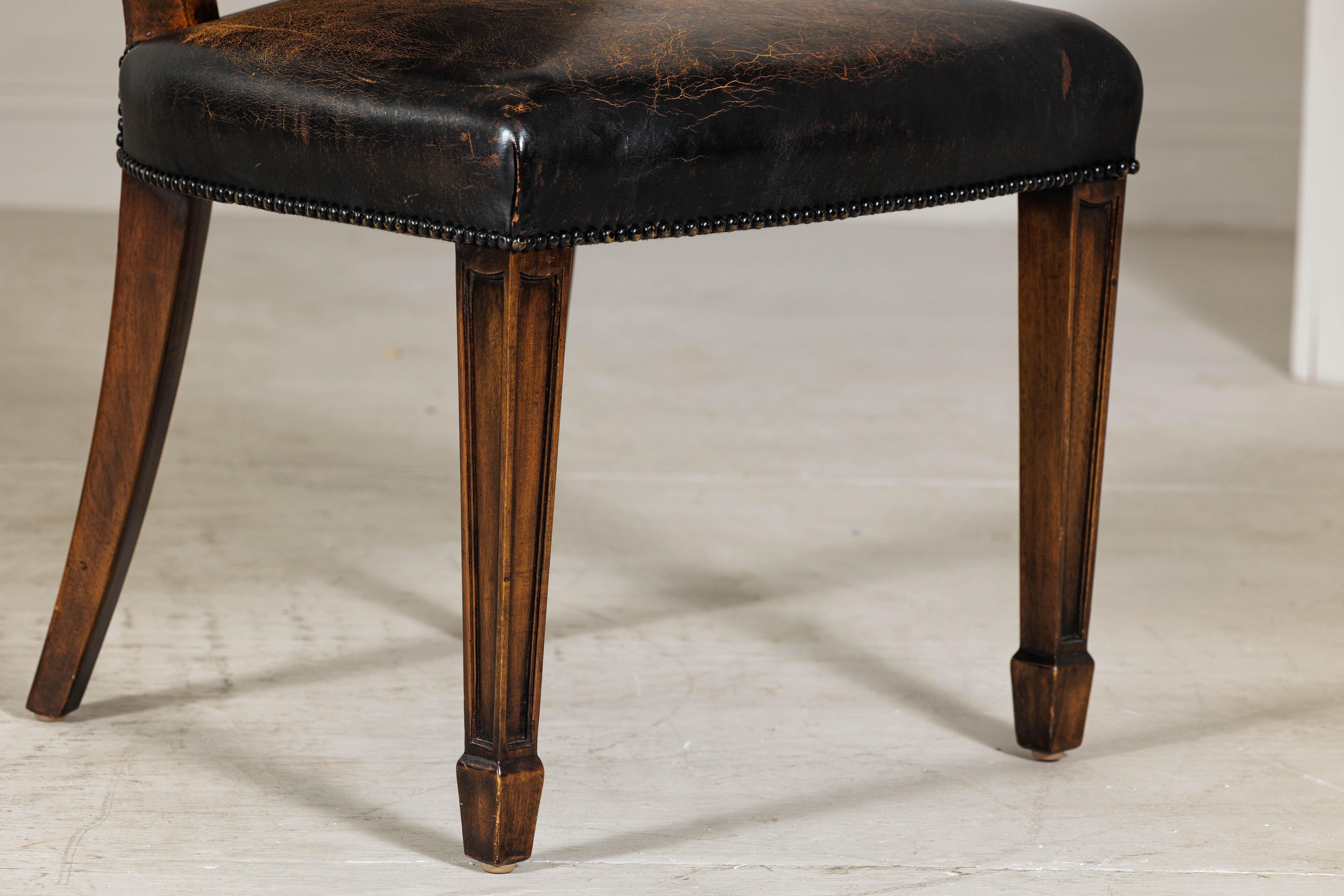 Schwarzer Leder-Schreibtischstuhl mit geschnitztem Gestell und Nailhead-Besatz im Angebot 3