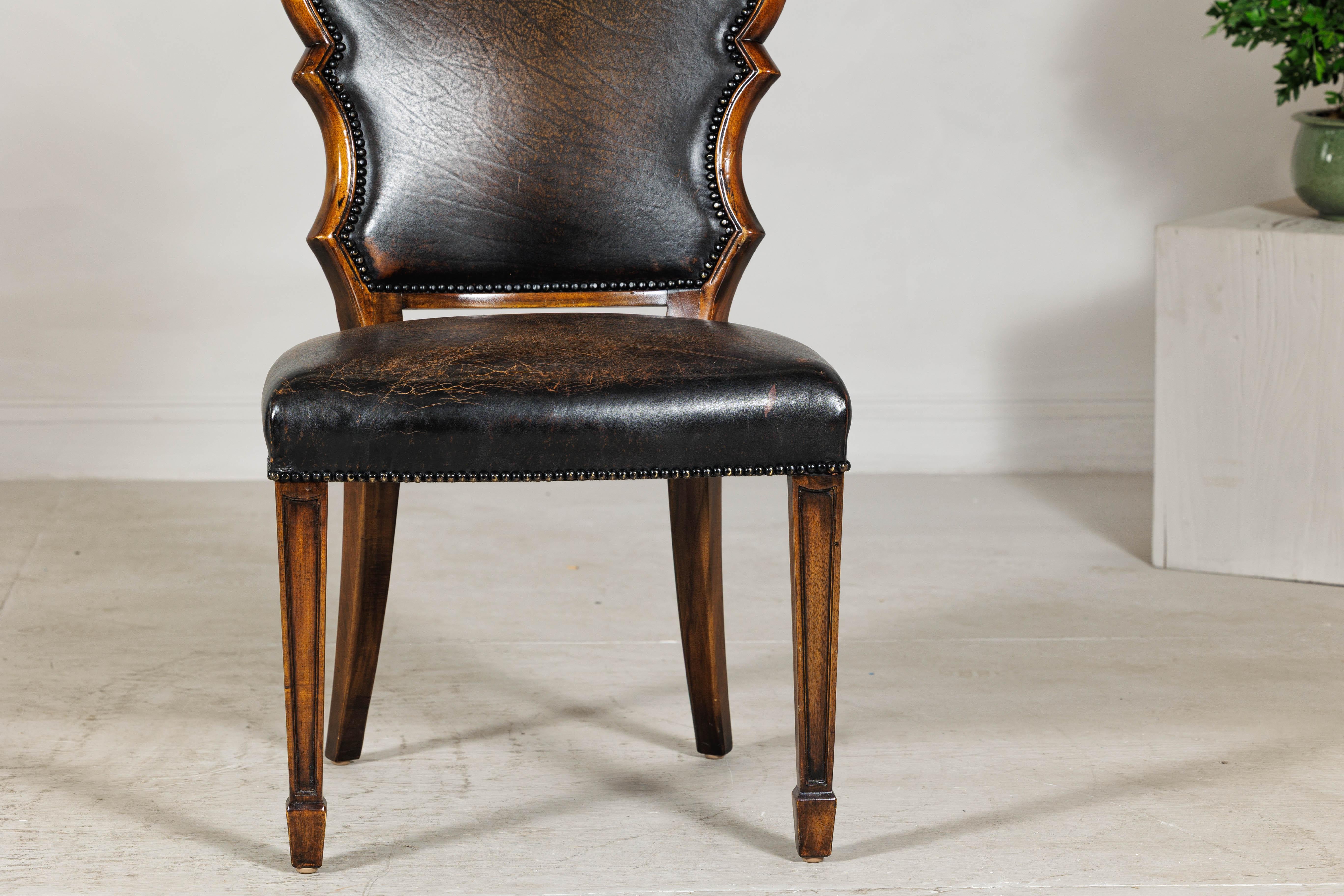 Schwarzer Leder-Schreibtischstuhl mit geschnitztem Gestell und Nailhead-Besatz im Angebot 1