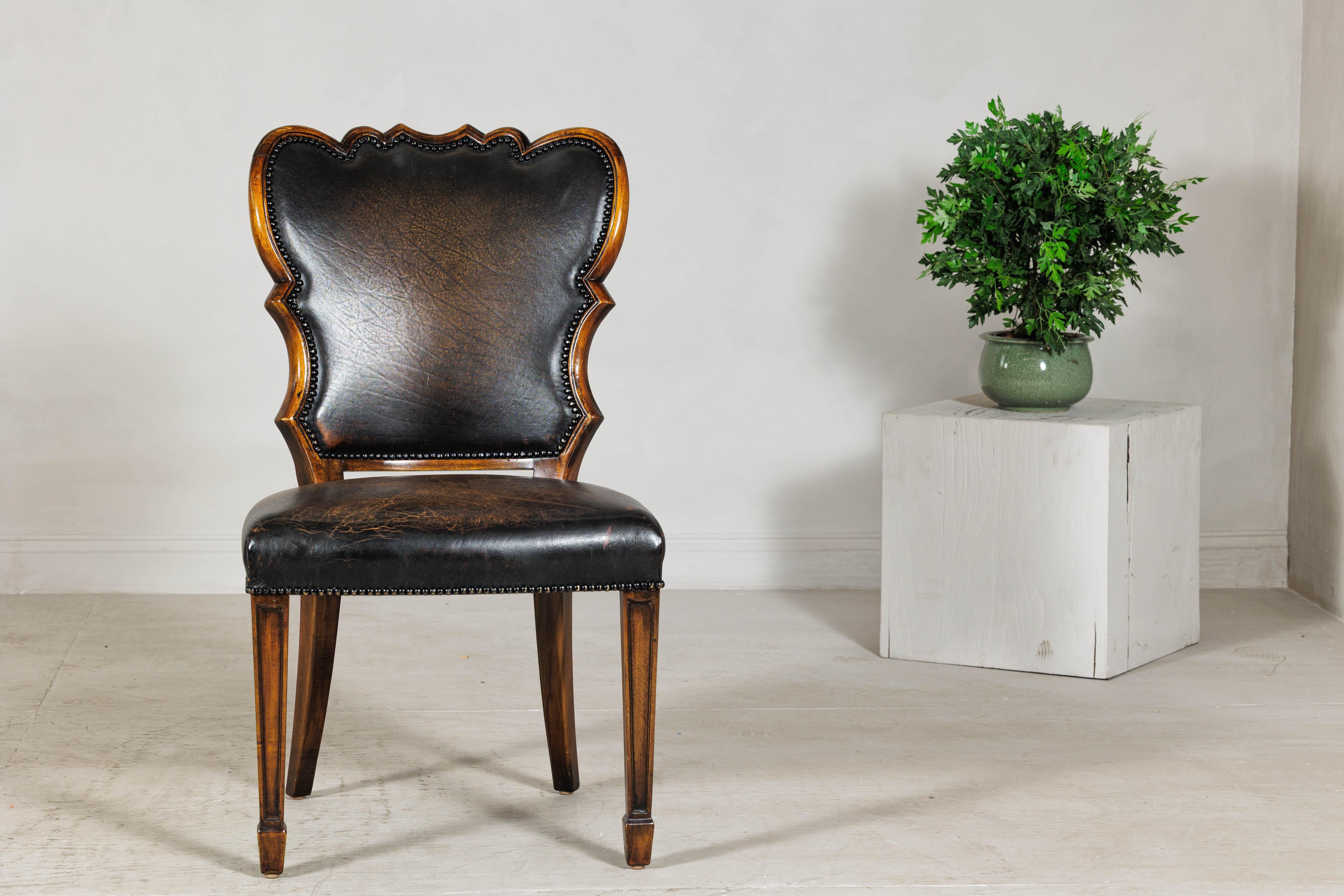 Dieser detailreiche Schreibtischstuhl zeichnet sich durch eine skulpturale Silhouette und edle MATERIALIEN aus und verbindet Komfort mit klassischer Dekoration. Das Gestell ist aus dunkel gebeiztem Hartholz gefertigt und hat geschnitzte Kanten, die