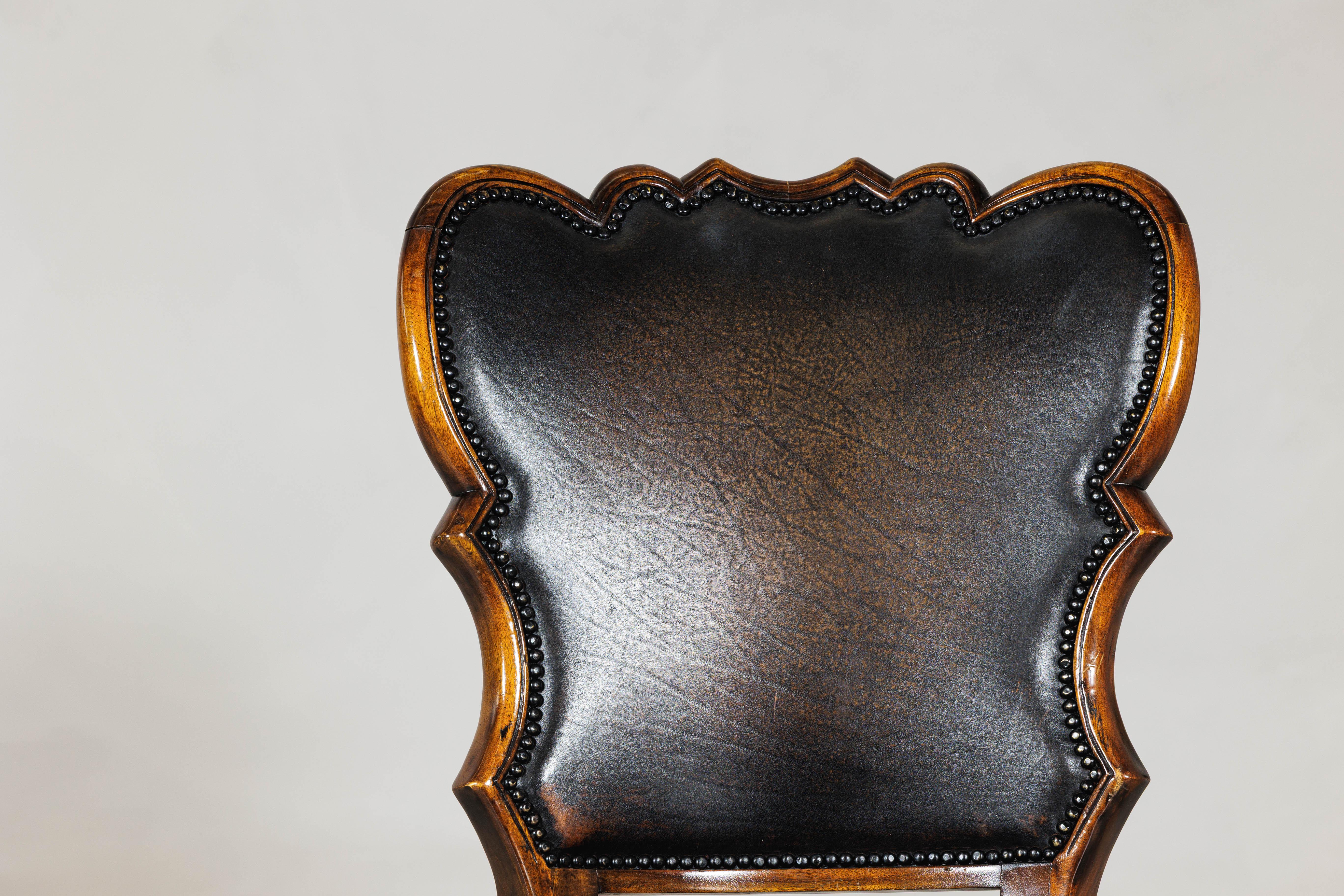 Schwarzer Leder-Schreibtischstuhl mit geschnitztem Gestell und Nailhead-Besatz im Zustand „Gut“ im Angebot in Yonkers, NY