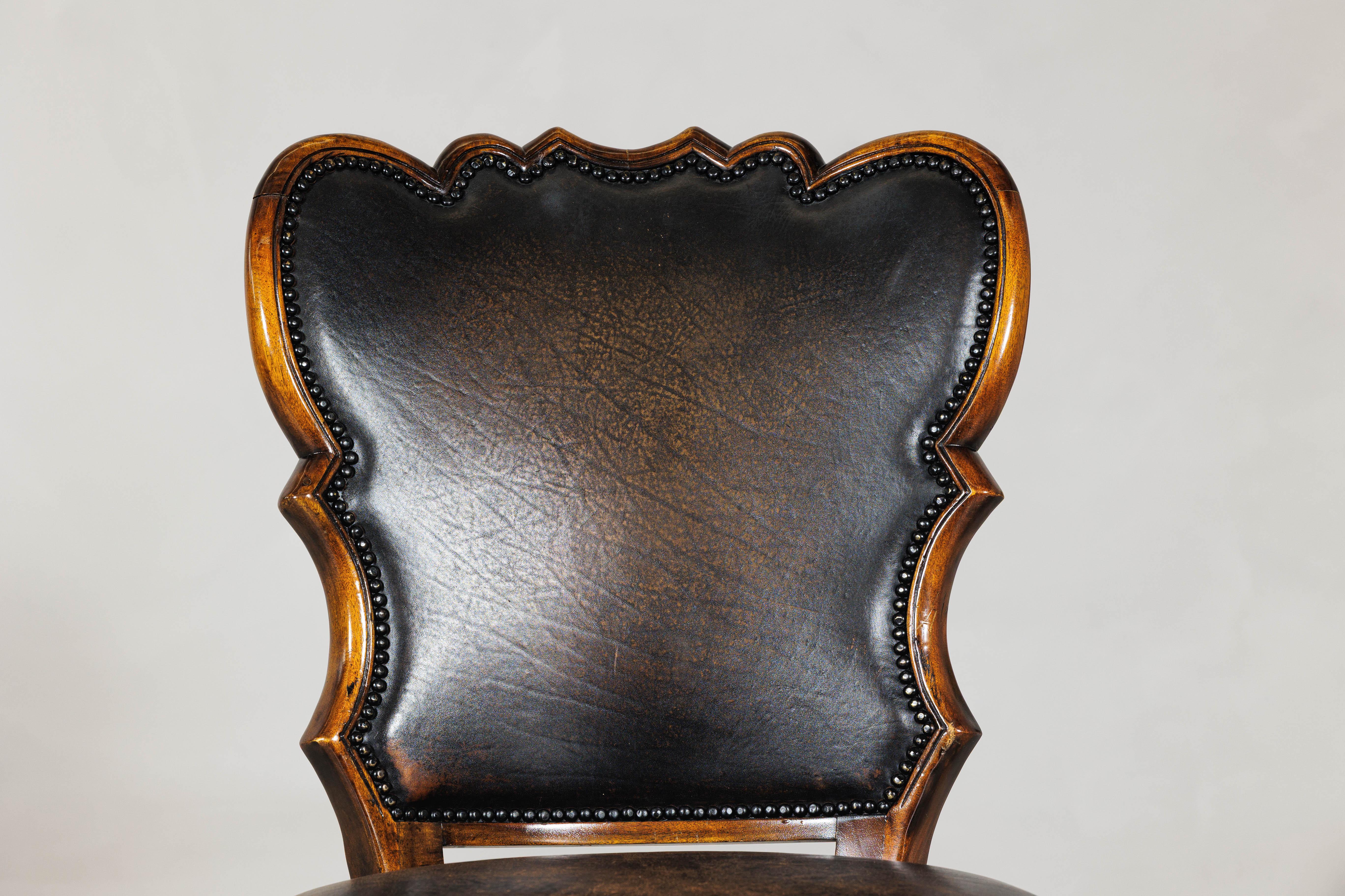 Schwarzer Leder-Schreibtischstuhl mit geschnitztem Gestell und Nailhead-Besatz (Geschnitzt) im Angebot