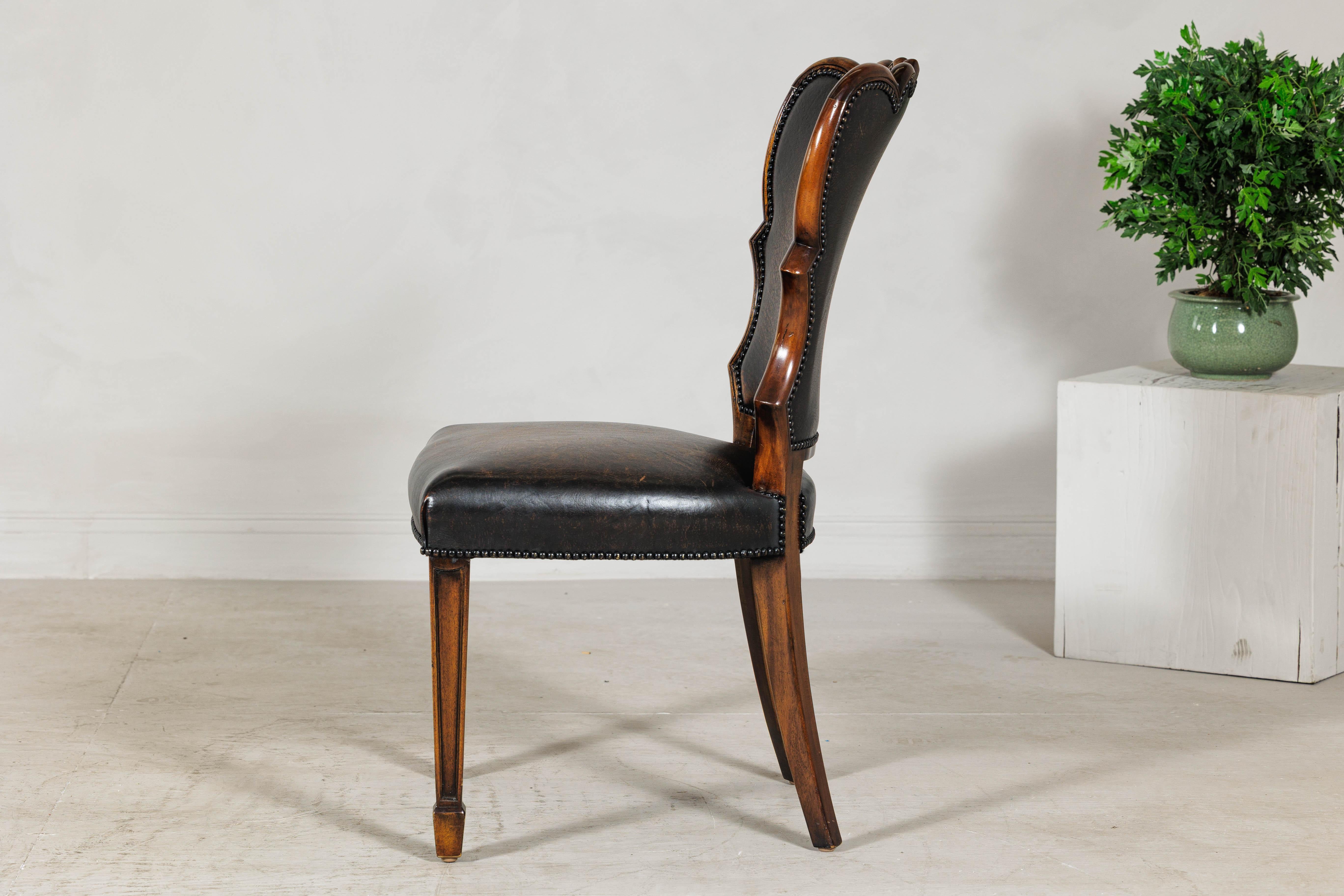 Schwarzer Leder-Schreibtischstuhl mit geschnitztem Gestell und Nailhead-Besatz im Angebot 6