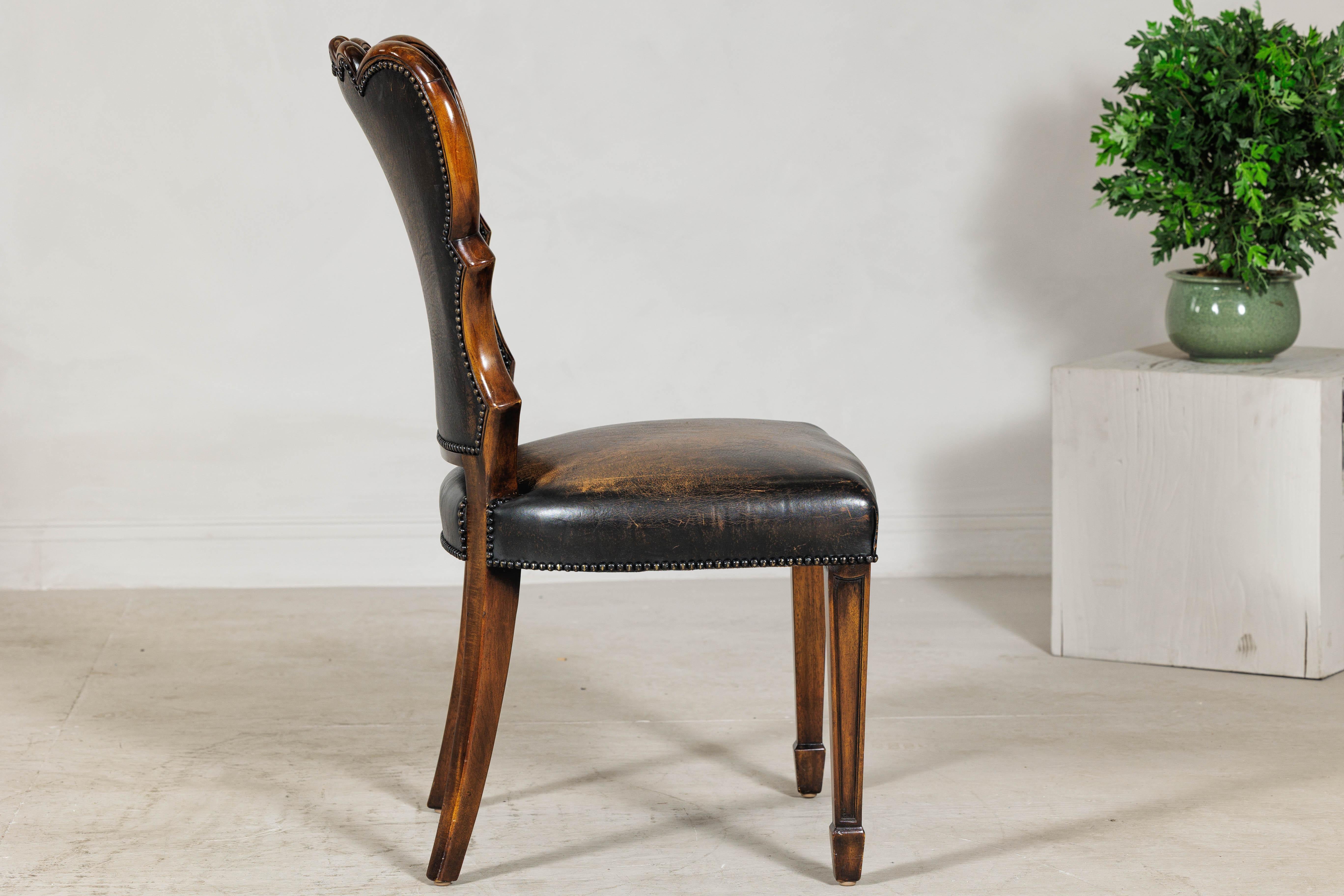 Schwarzer Leder-Schreibtischstuhl mit geschnitztem Gestell und Nailhead-Besatz im Angebot 4