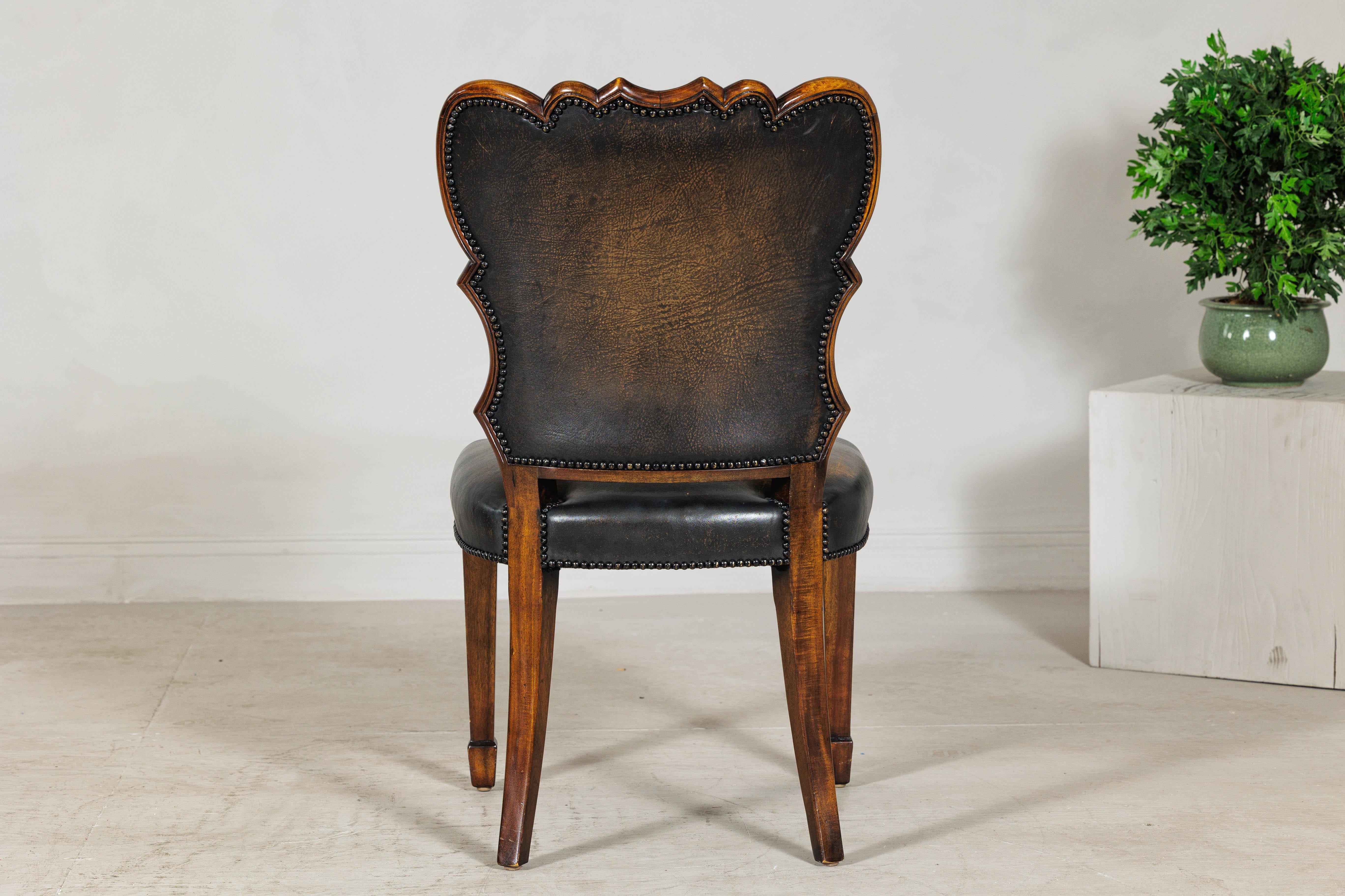 Schwarzer Leder-Schreibtischstuhl mit geschnitztem Gestell und Nailhead-Besatz im Angebot 5