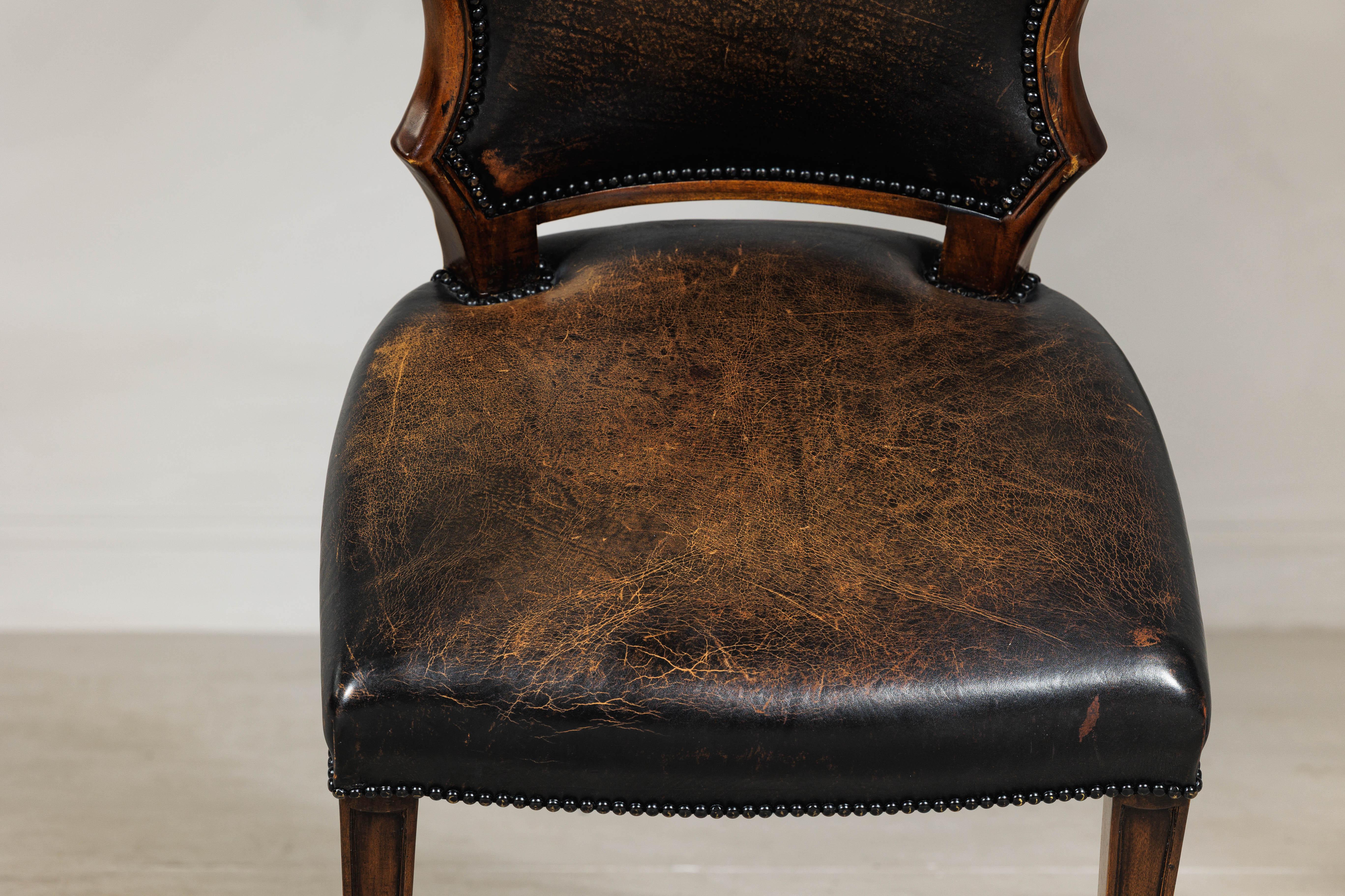 Schwarzer Leder-Schreibtischstuhl mit geschnitztem Gestell und Nailhead-Besatz im Angebot 7