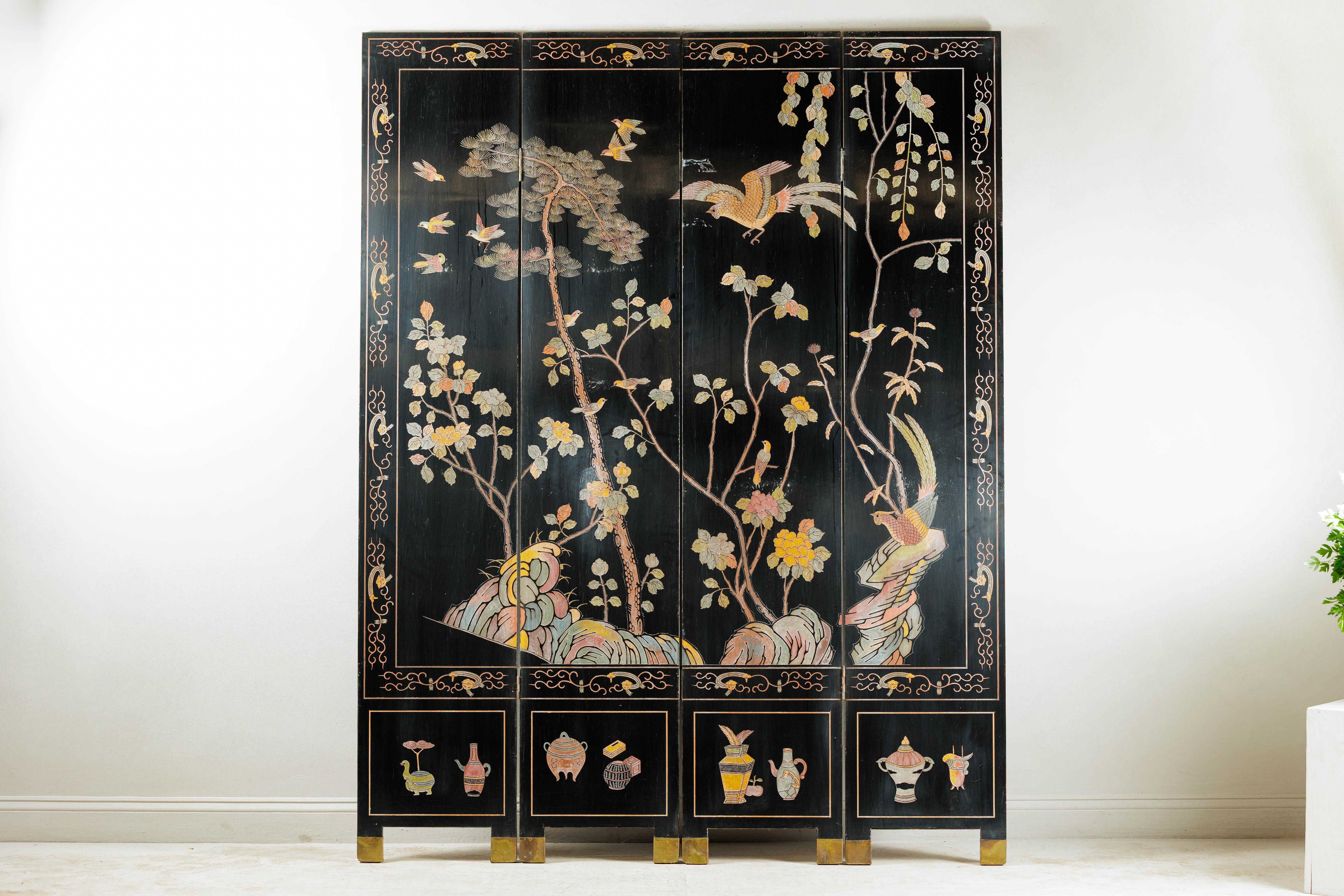 Ce paravent chinois à quatre panneaux se déploie comme un poème peint, où les oiseaux se faufilent entre les branches fleuries et les vignettes de jardin émergent sous une voûte de laque noire. Sur le recto, des faisans et des oiseaux chanteurs