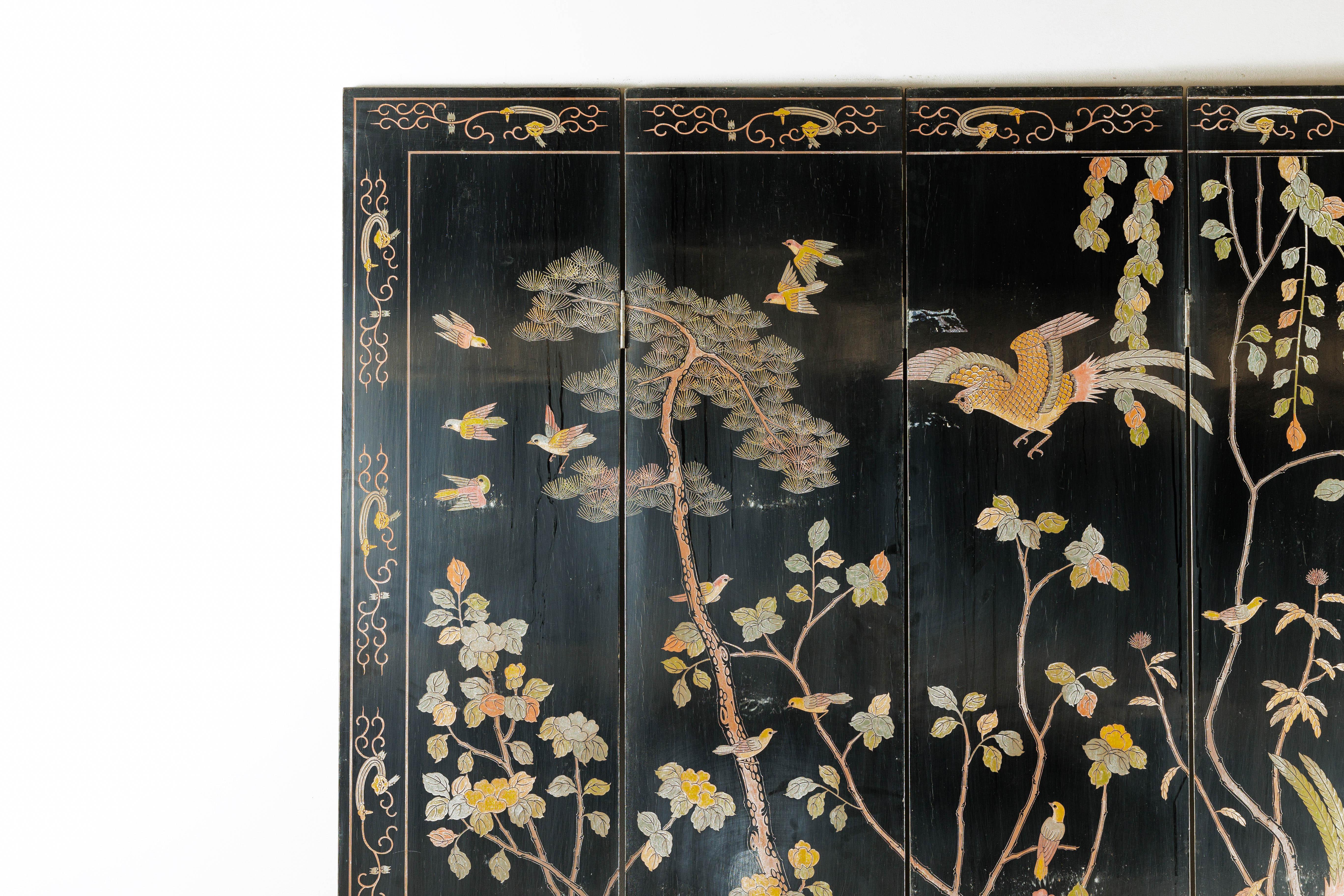 Chinois Paravent à quatre panneaux en laque noire avec oiseaux, fleurs et pieds en laiton en vente