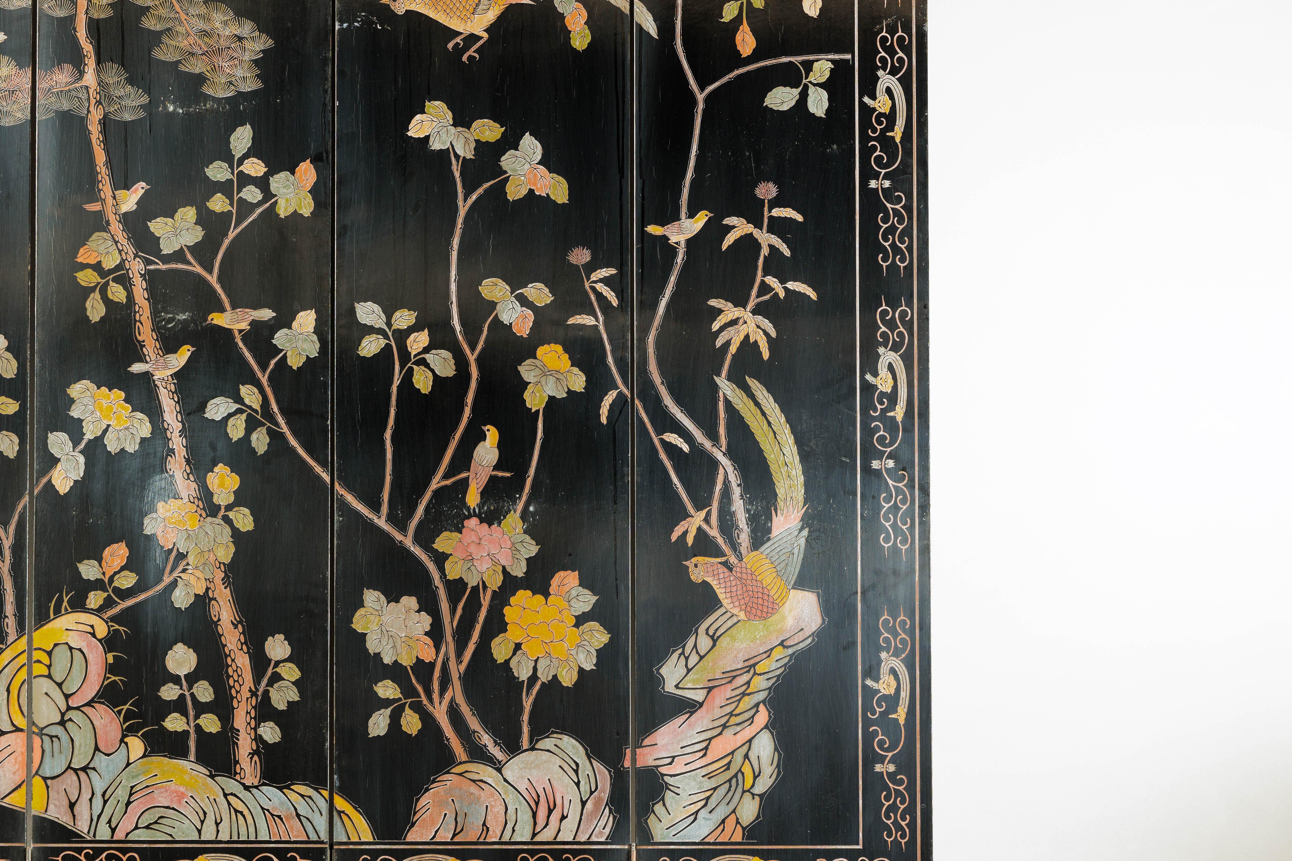20ième siècle Paravent à quatre panneaux en laque noire avec oiseaux, fleurs et pieds en laiton en vente