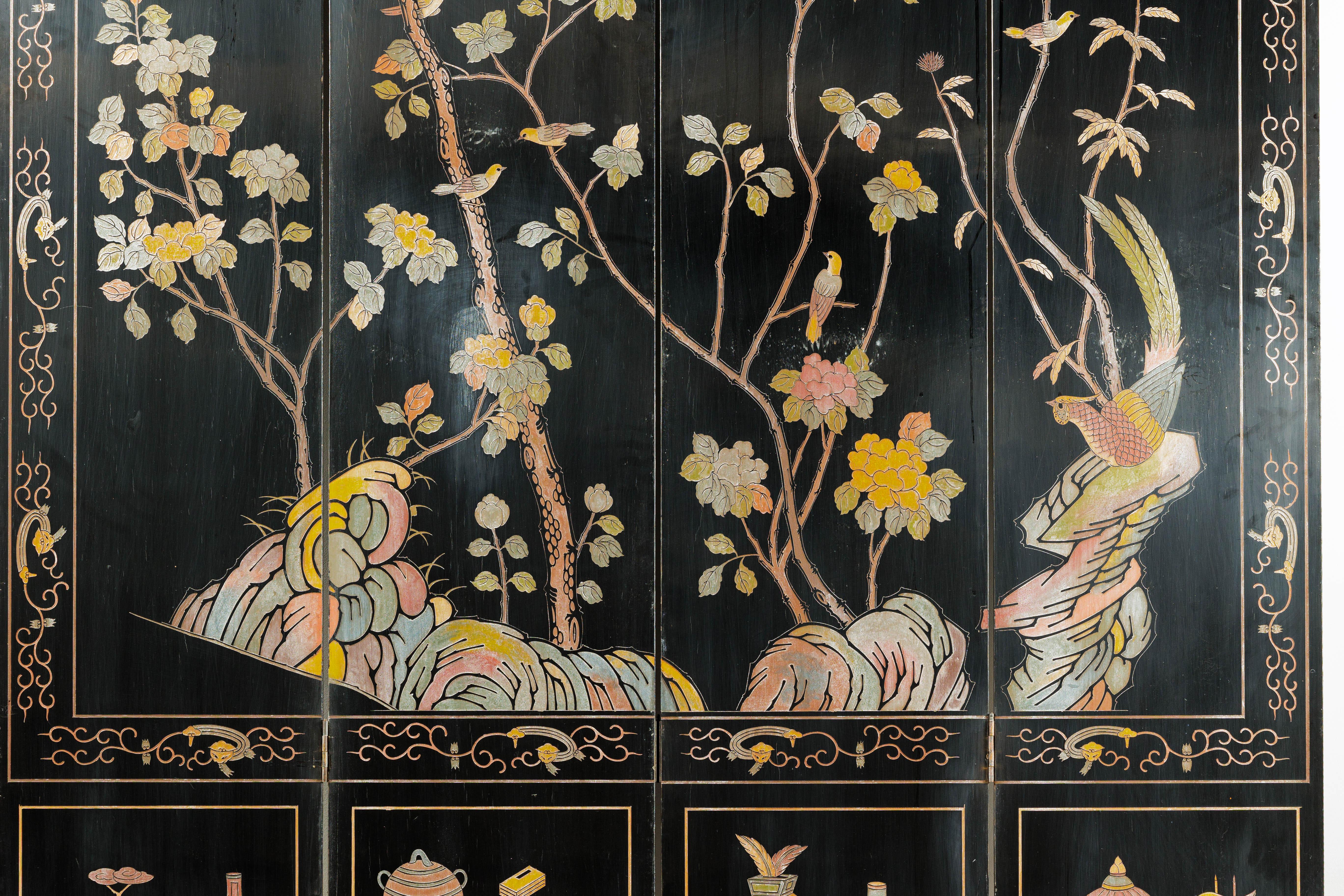 Paravent à quatre panneaux en laque noire avec oiseaux, fleurs et pieds en laiton en vente 3