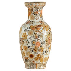 Vase en céramique de style Kutani avec papillons et motifs floraux peints à la main