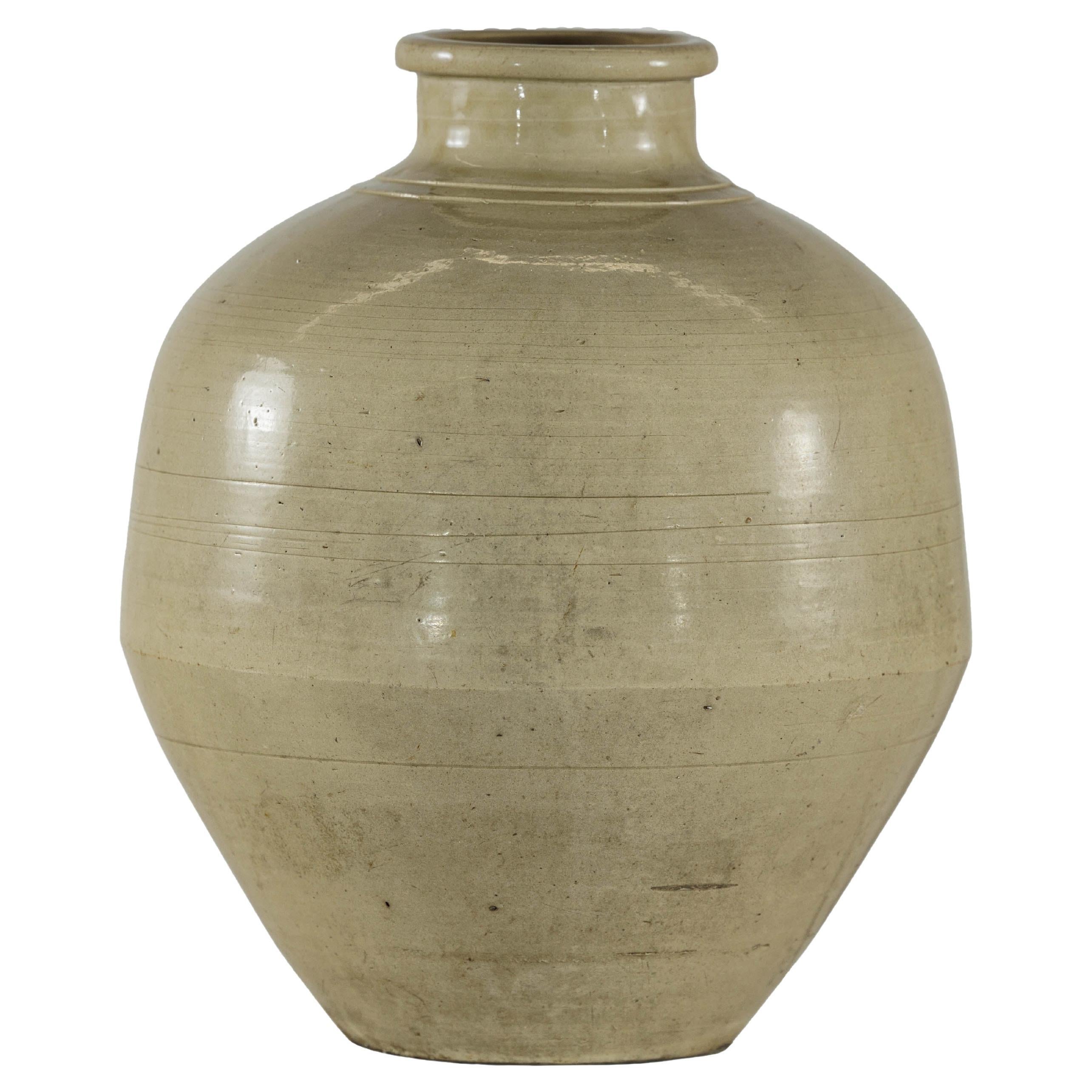 Vase en céramique de couleur sable avec épaule arrondie et base effilée en vente