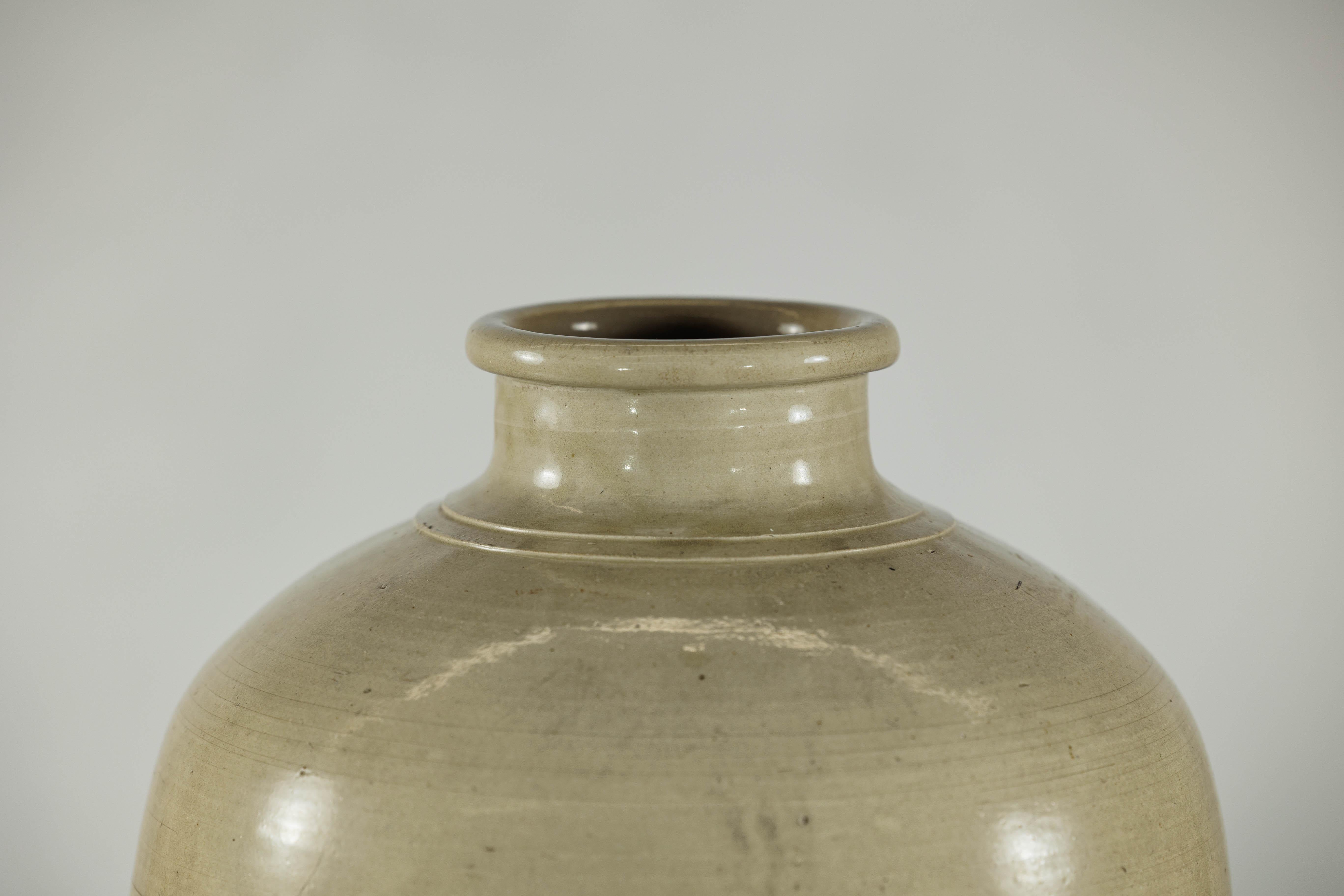 Céramique Vase en céramique de couleur sable avec épaule arrondie et base effilée en vente