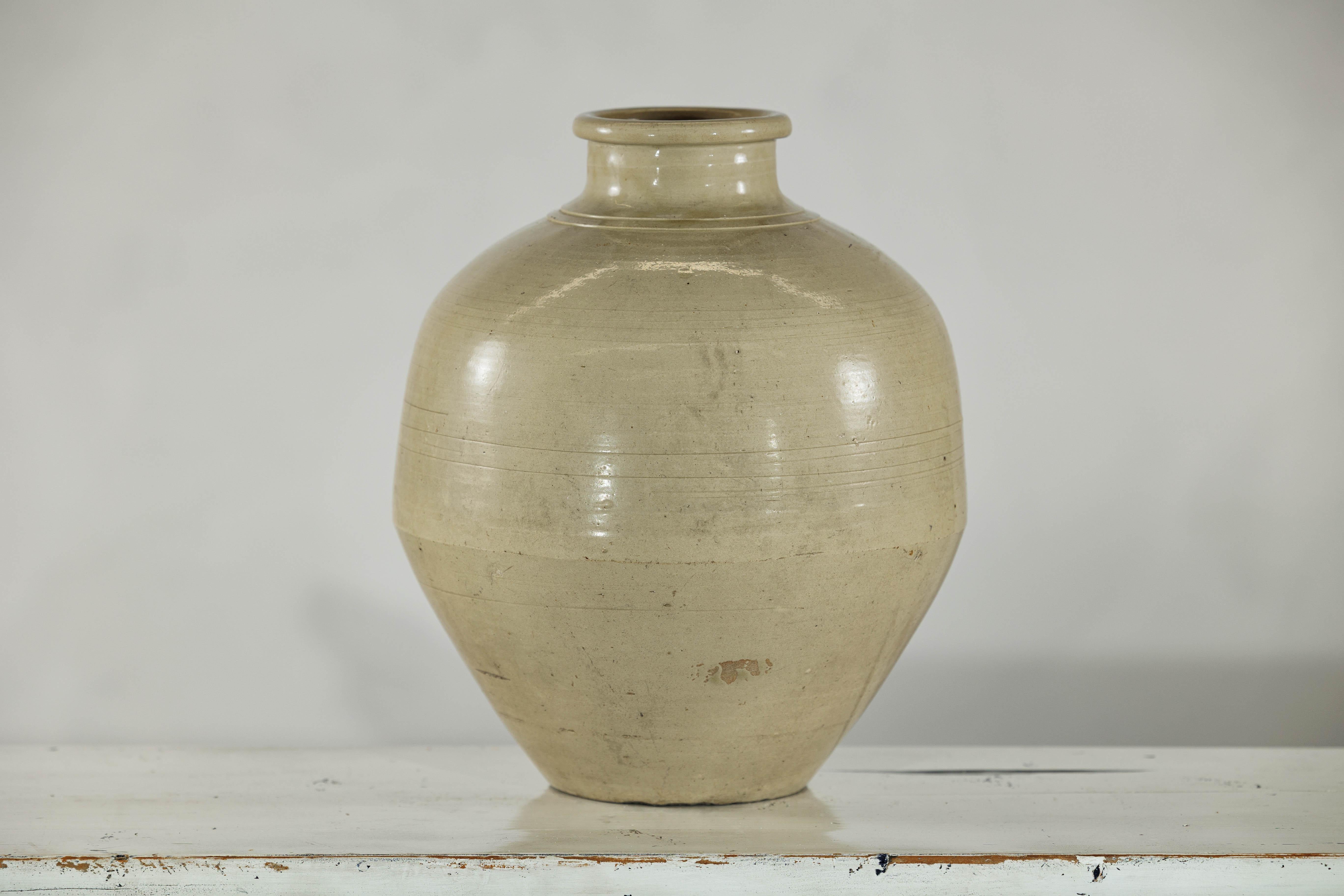 20ième siècle Vase en céramique de couleur sable avec épaule arrondie et base effilée en vente