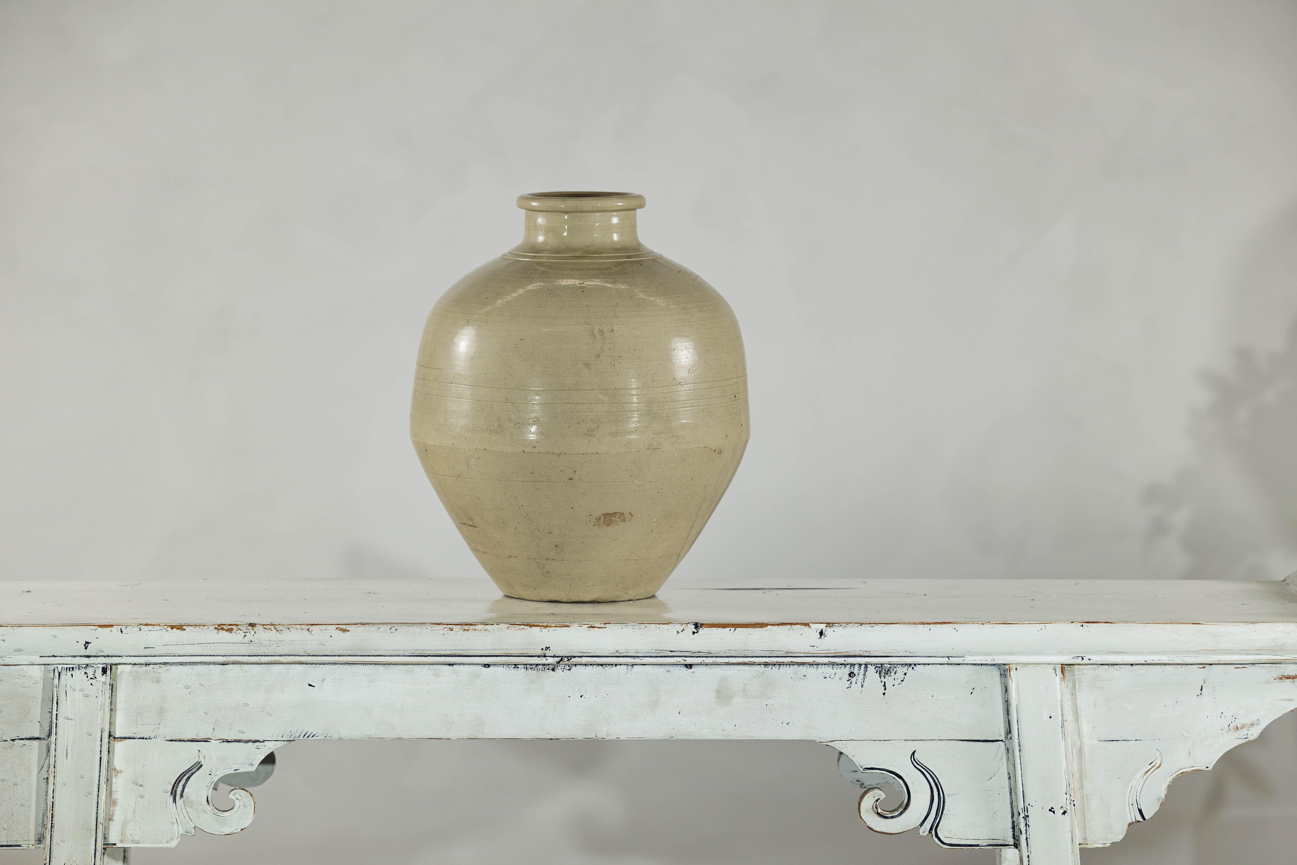 Vernissé Vase en céramique de couleur sable avec épaule arrondie et base effilée en vente
