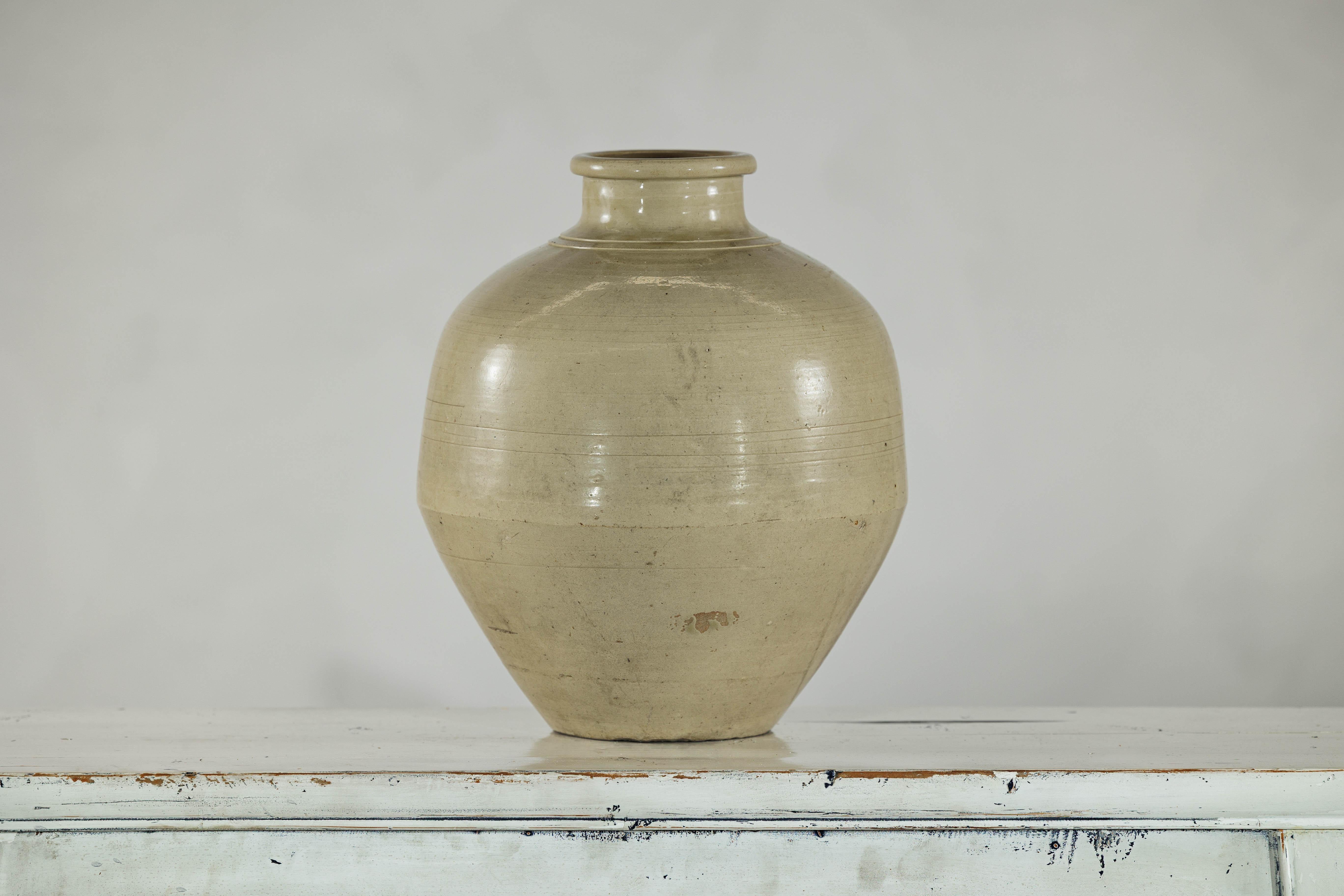Vase en céramique de couleur sable avec épaule arrondie et base effilée Bon état - En vente à Yonkers, NY