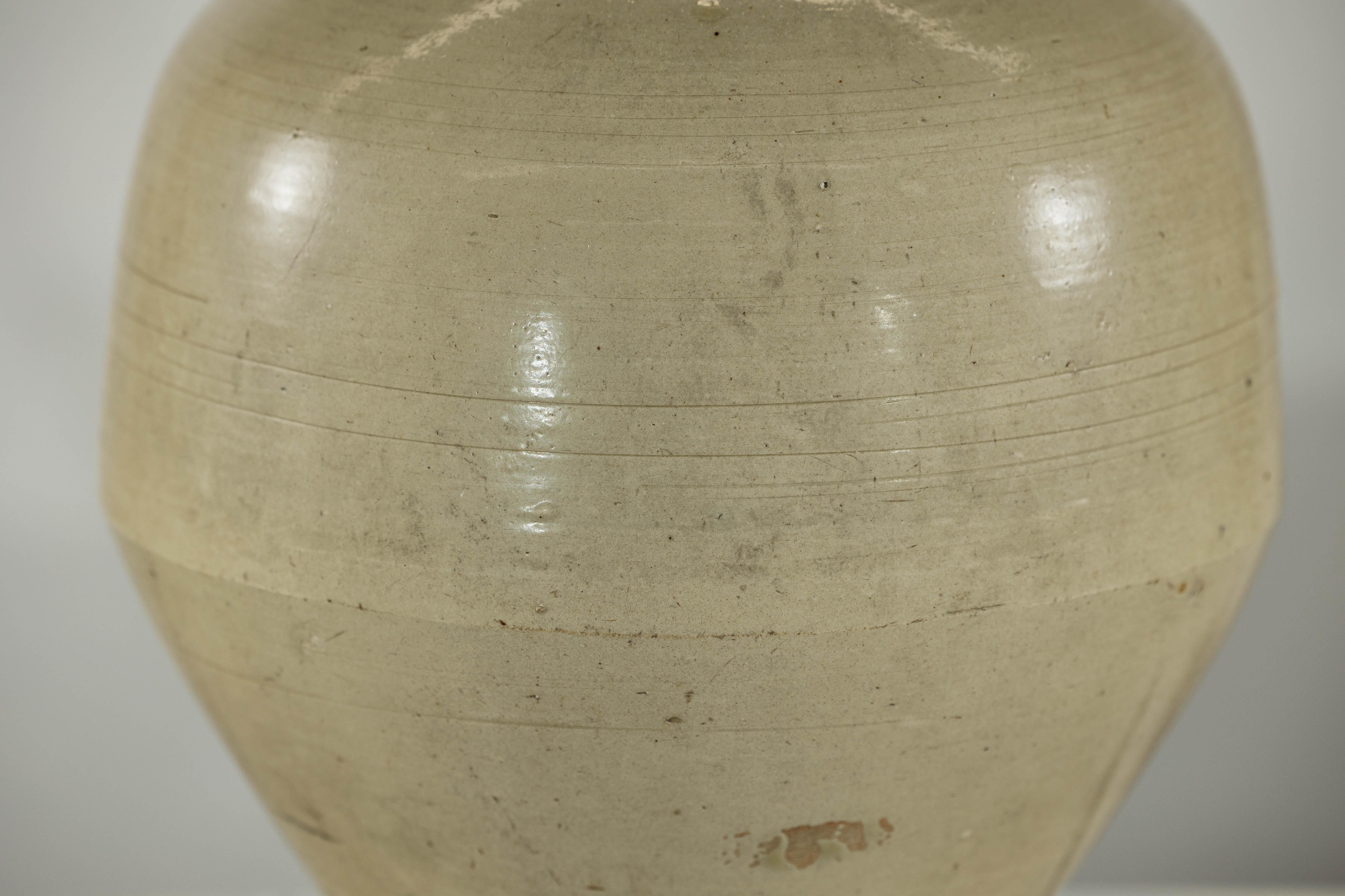 Vase en céramique de couleur sable avec épaule arrondie et base effilée en vente 1
