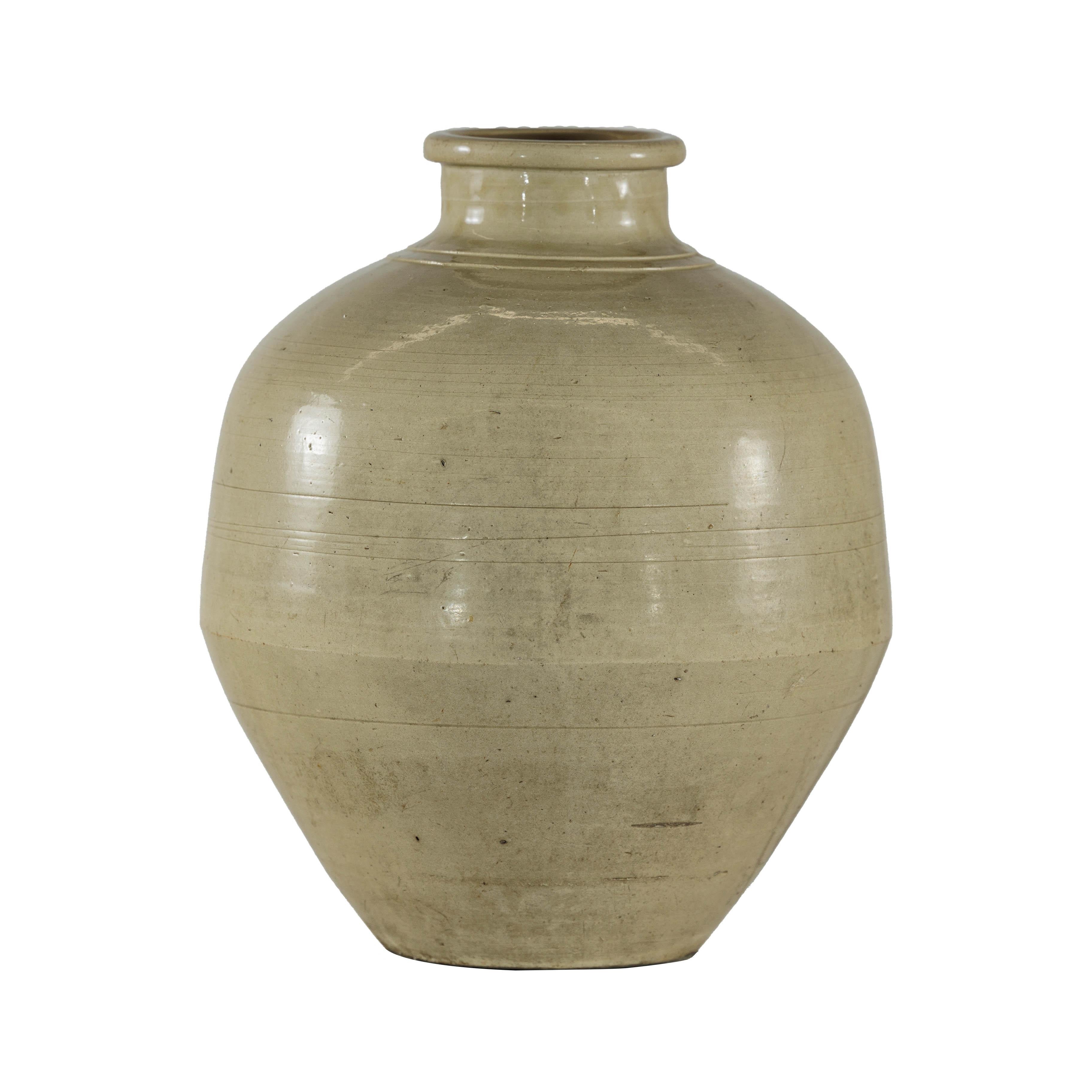 Vase en céramique de couleur sable avec épaule arrondie et base effilée en vente 9