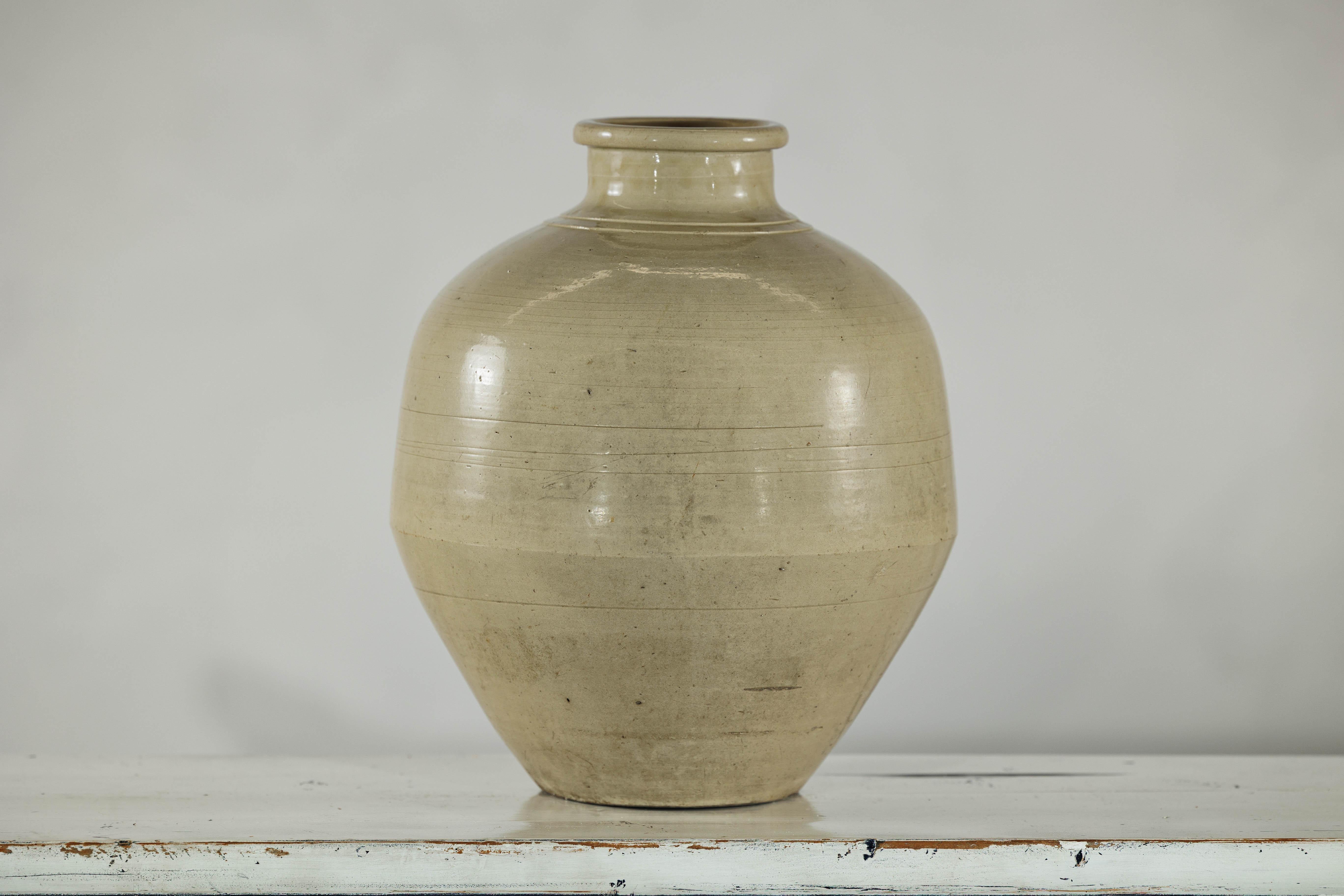 Vase en céramique de couleur sable avec épaule arrondie et base effilée en vente 3