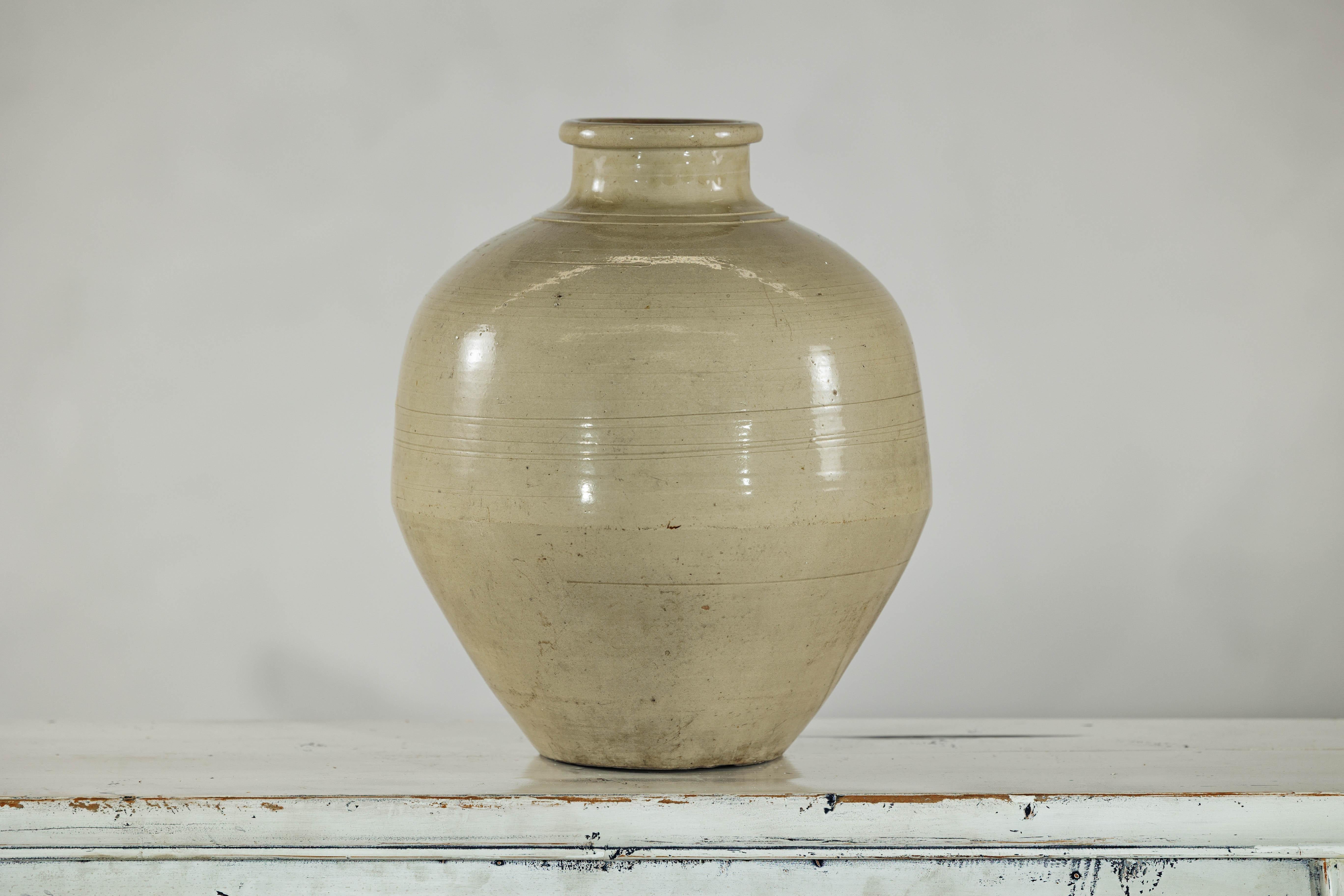 Vase en céramique de couleur sable avec épaule arrondie et base effilée en vente 4