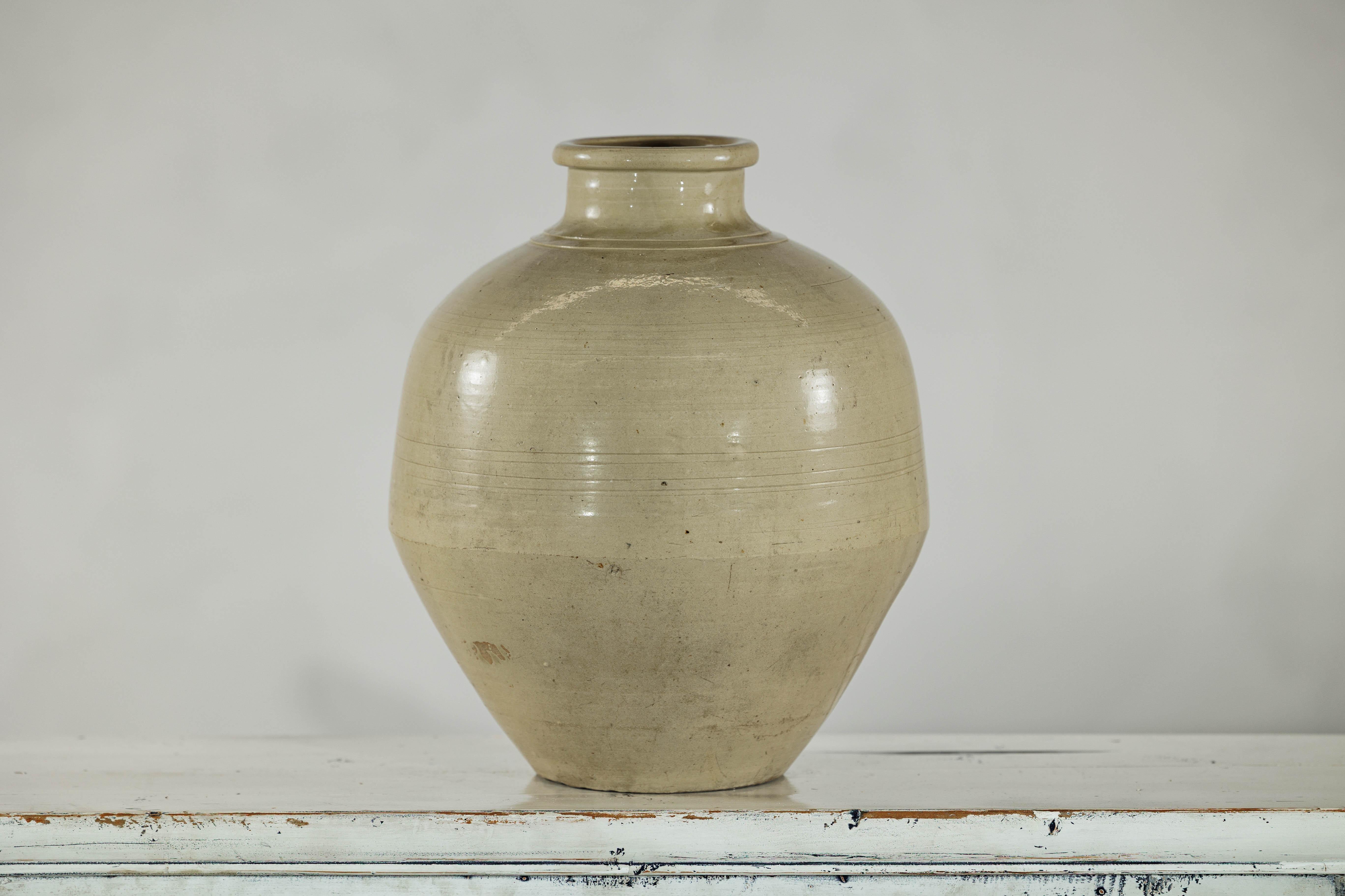 Vase en céramique de couleur sable avec épaule arrondie et base effilée en vente 5