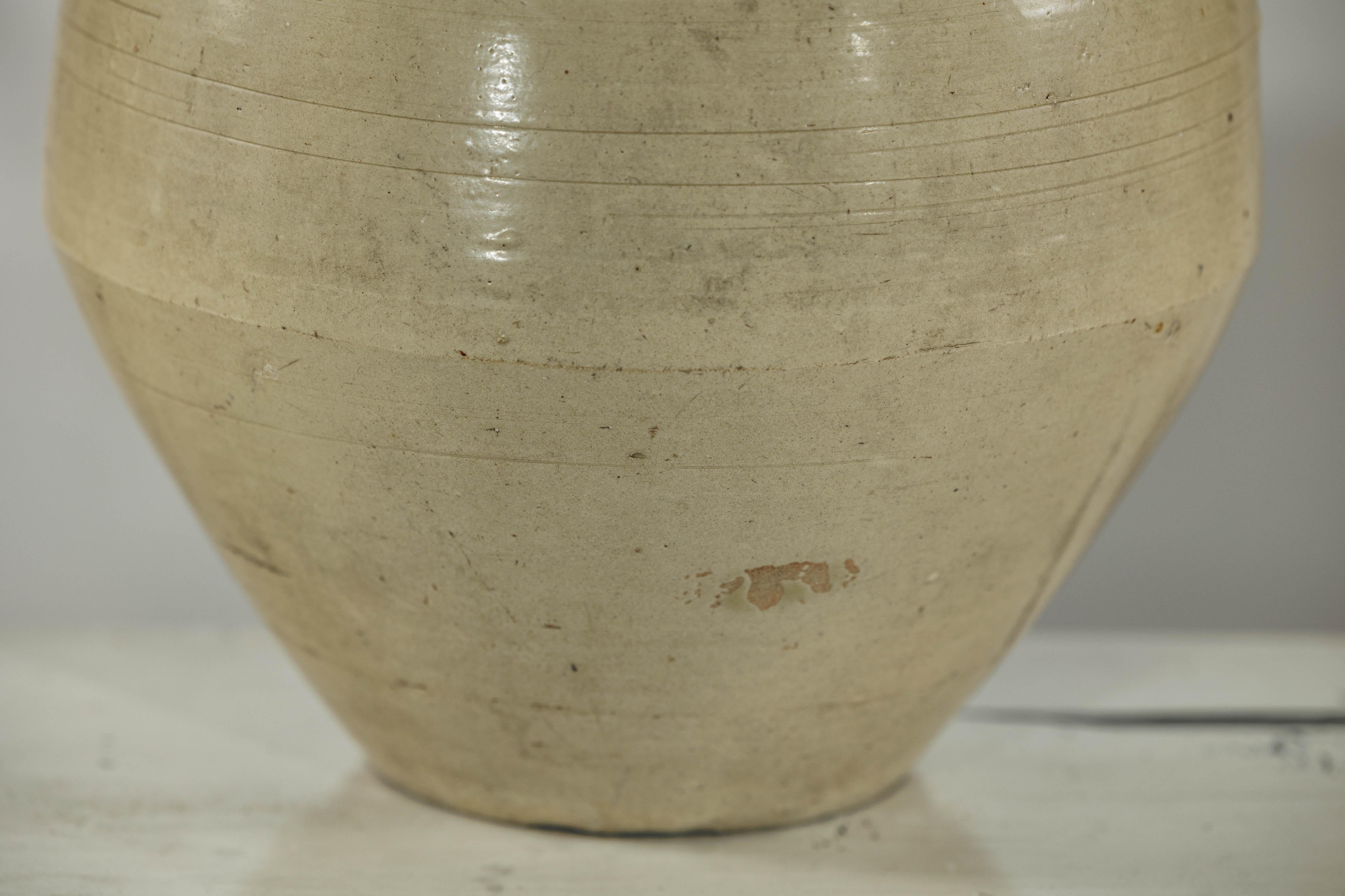 Vase en céramique de couleur sable avec épaule arrondie et base effilée en vente 2