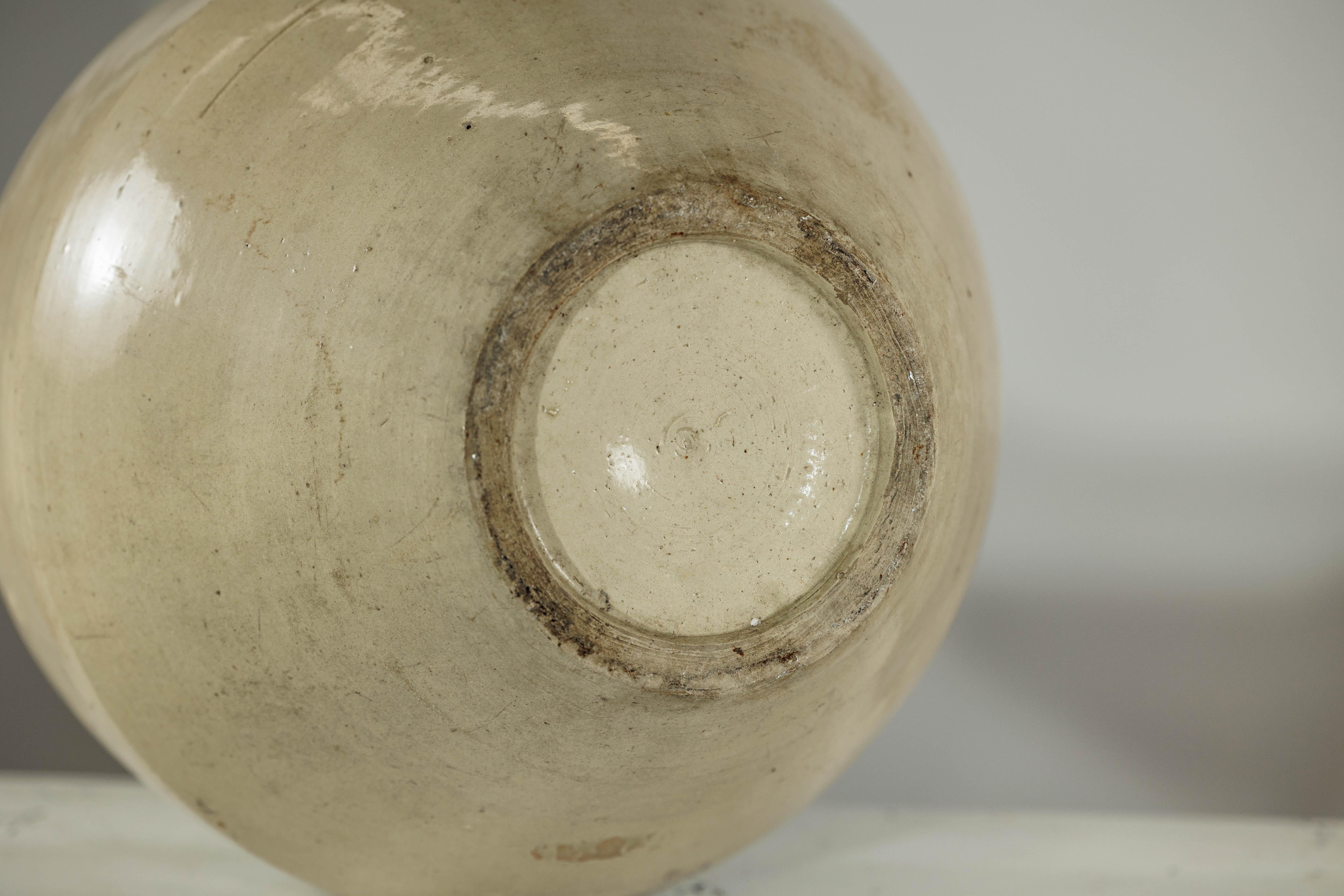 Vase en céramique de couleur sable avec épaule arrondie et base effilée en vente 6