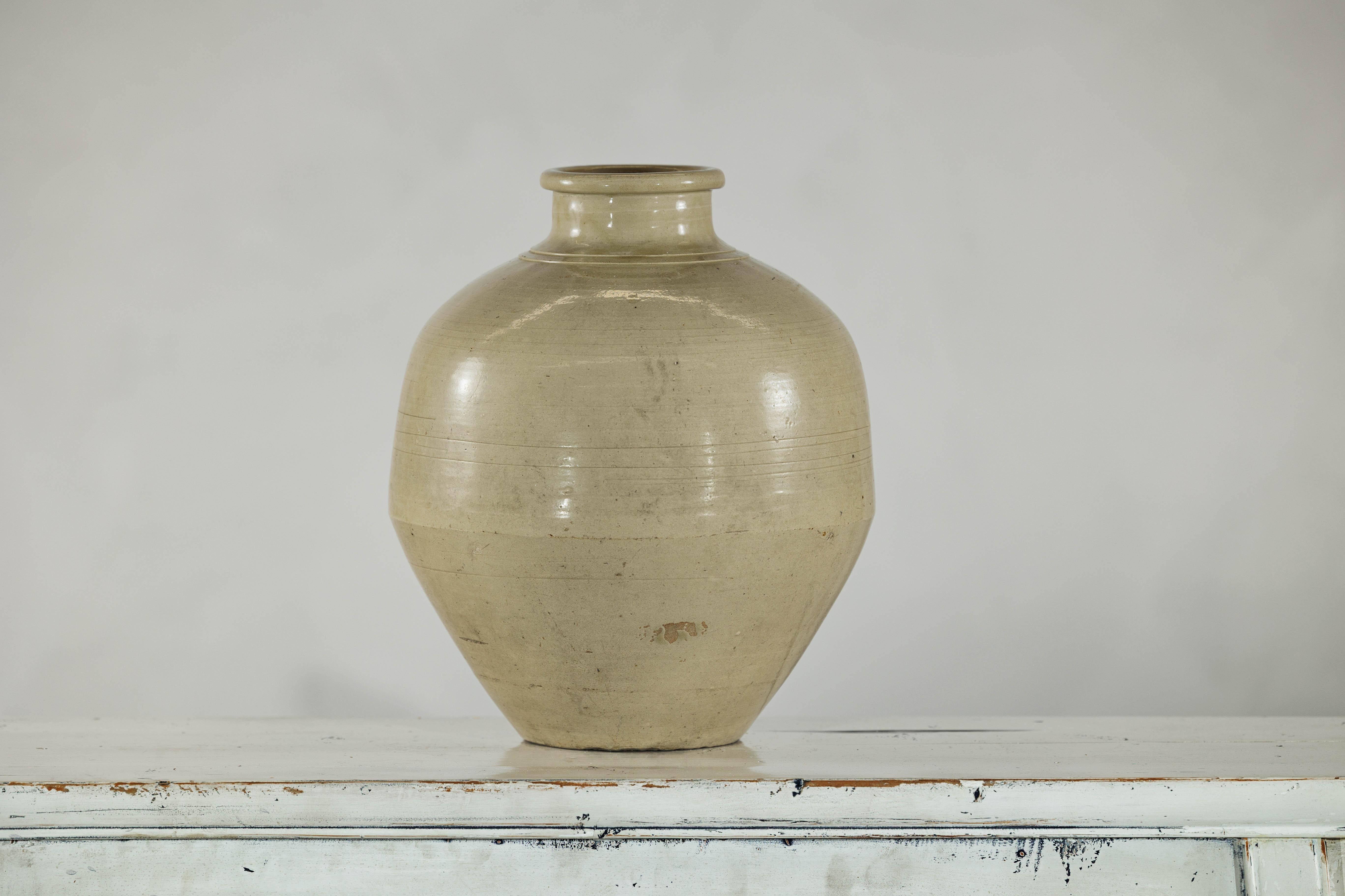 Vase en céramique de couleur sable avec épaule arrondie et base effilée en vente 8