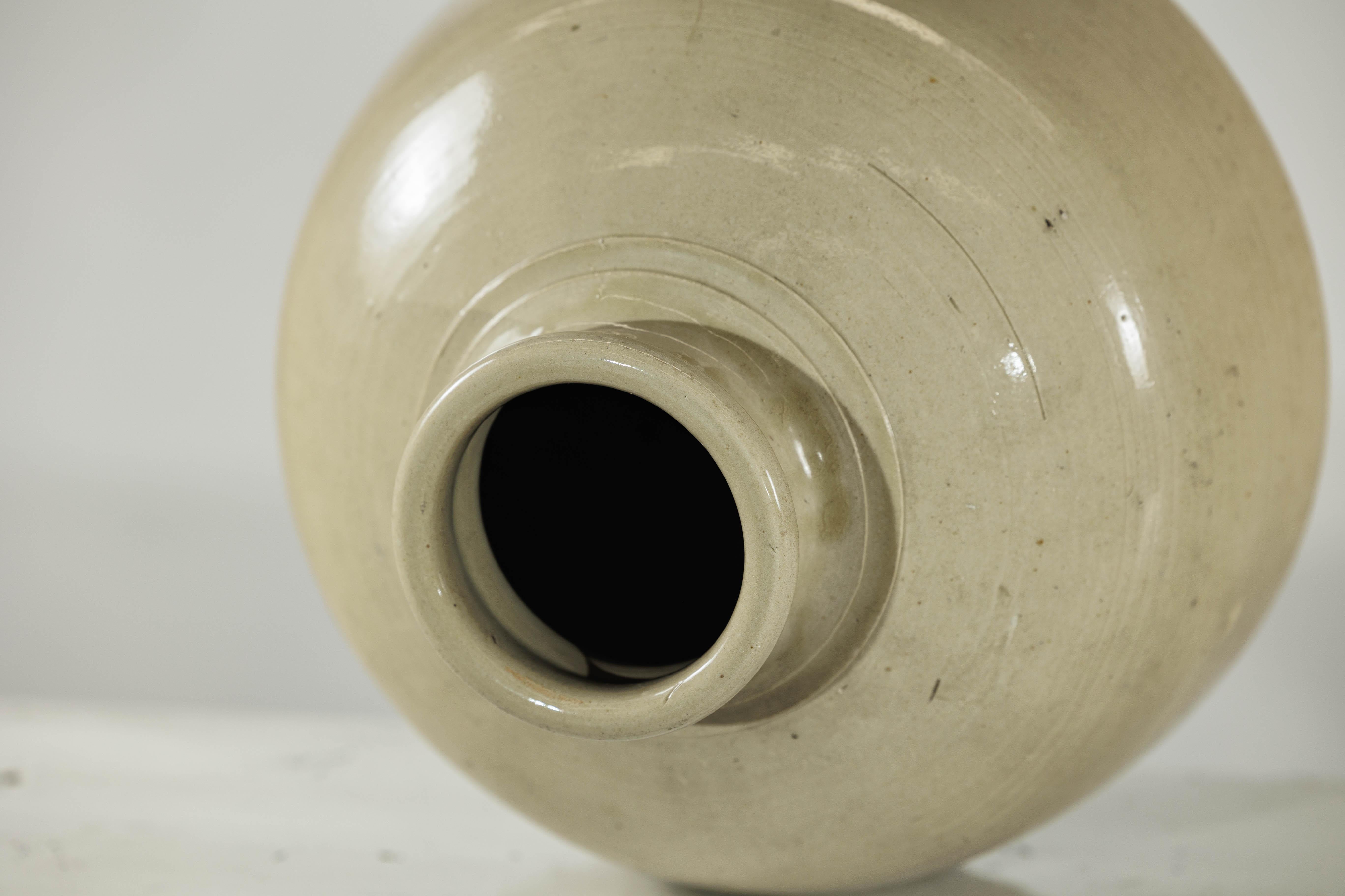 Vase en céramique de couleur sable avec épaule arrondie et base effilée en vente 7