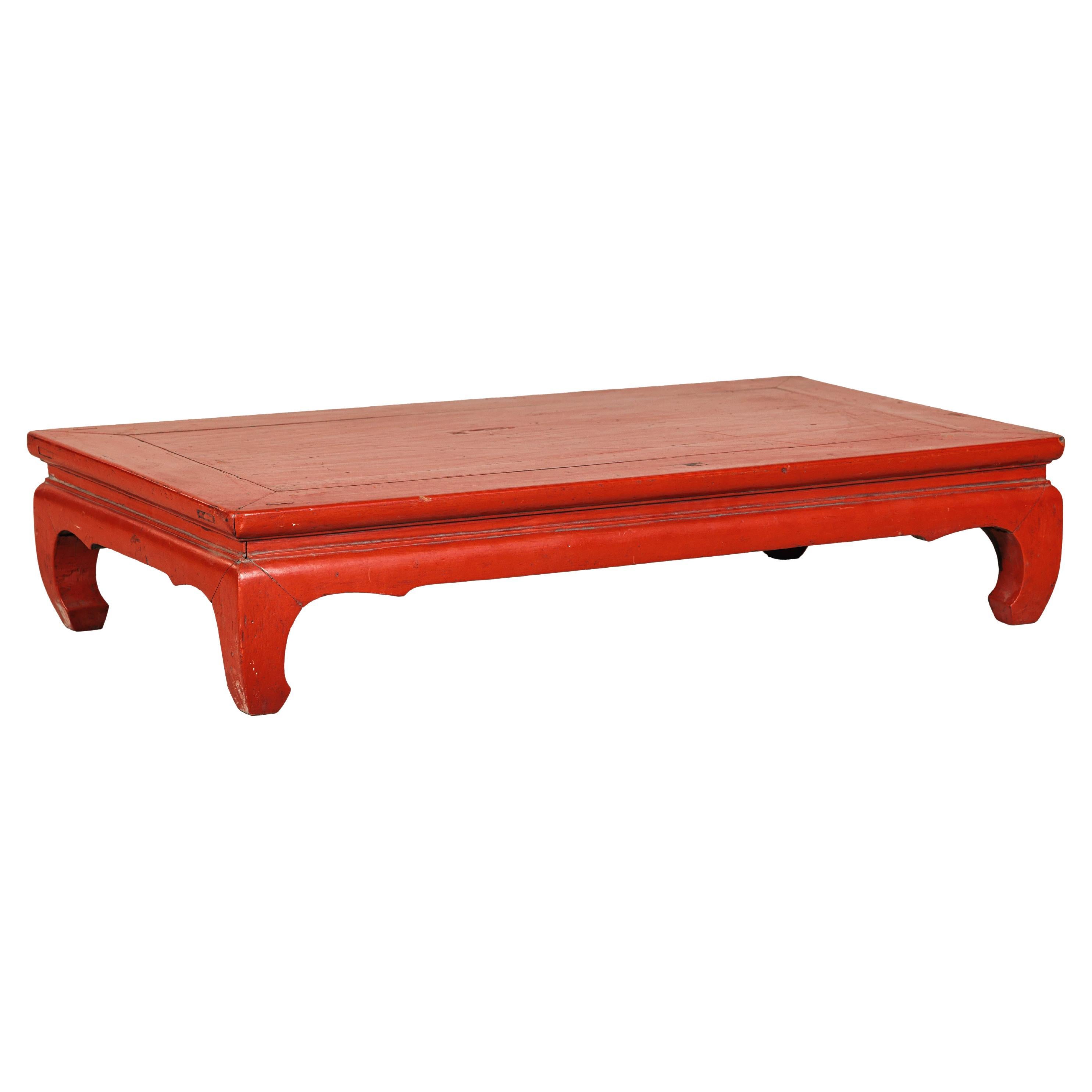 Table basse chinoise vintage en laque rouge avec pieds Chow et tablier festonné en vente