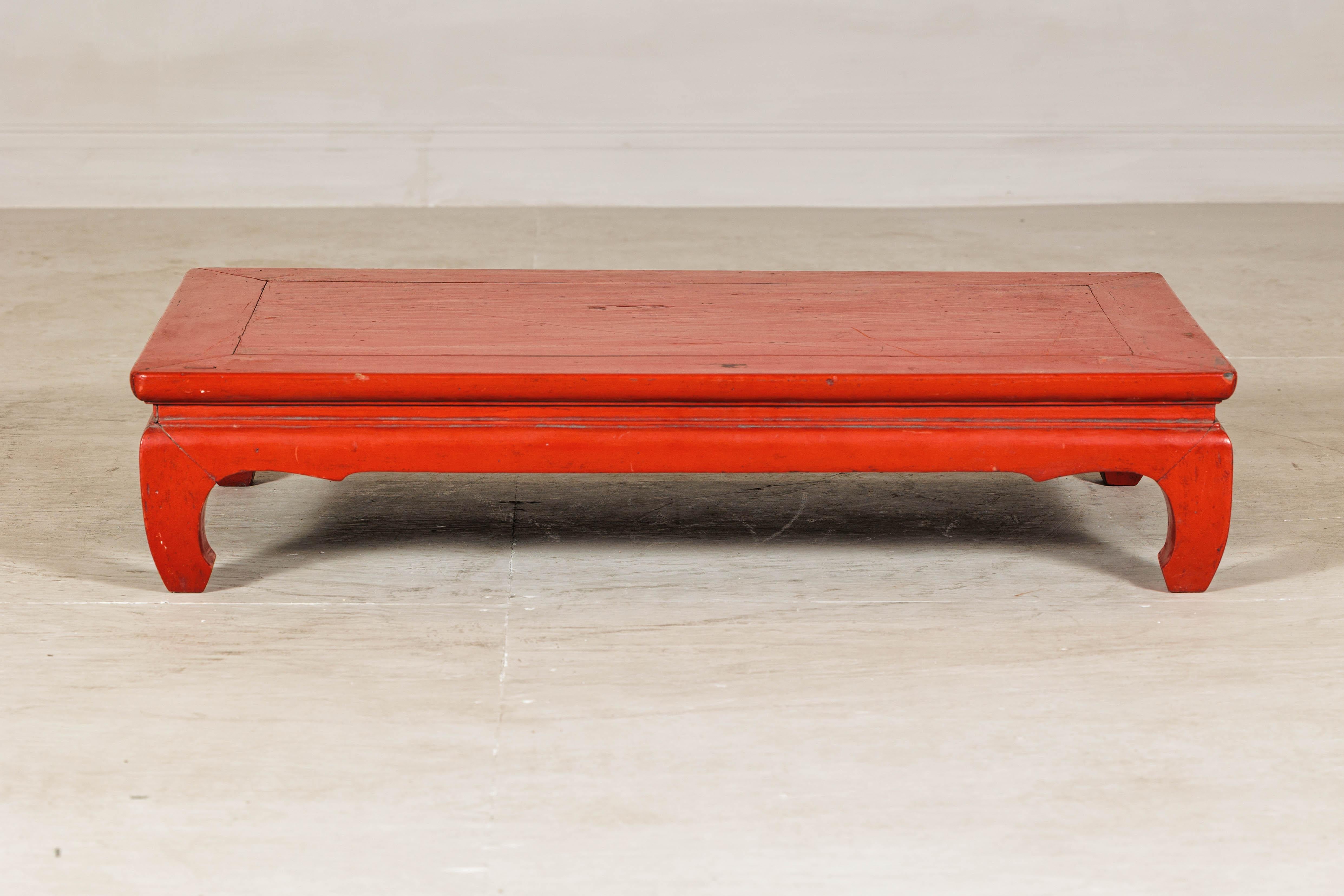 Table basse chinoise vintage en laque rouge avec pieds Chow et tablier festonné en vente 3