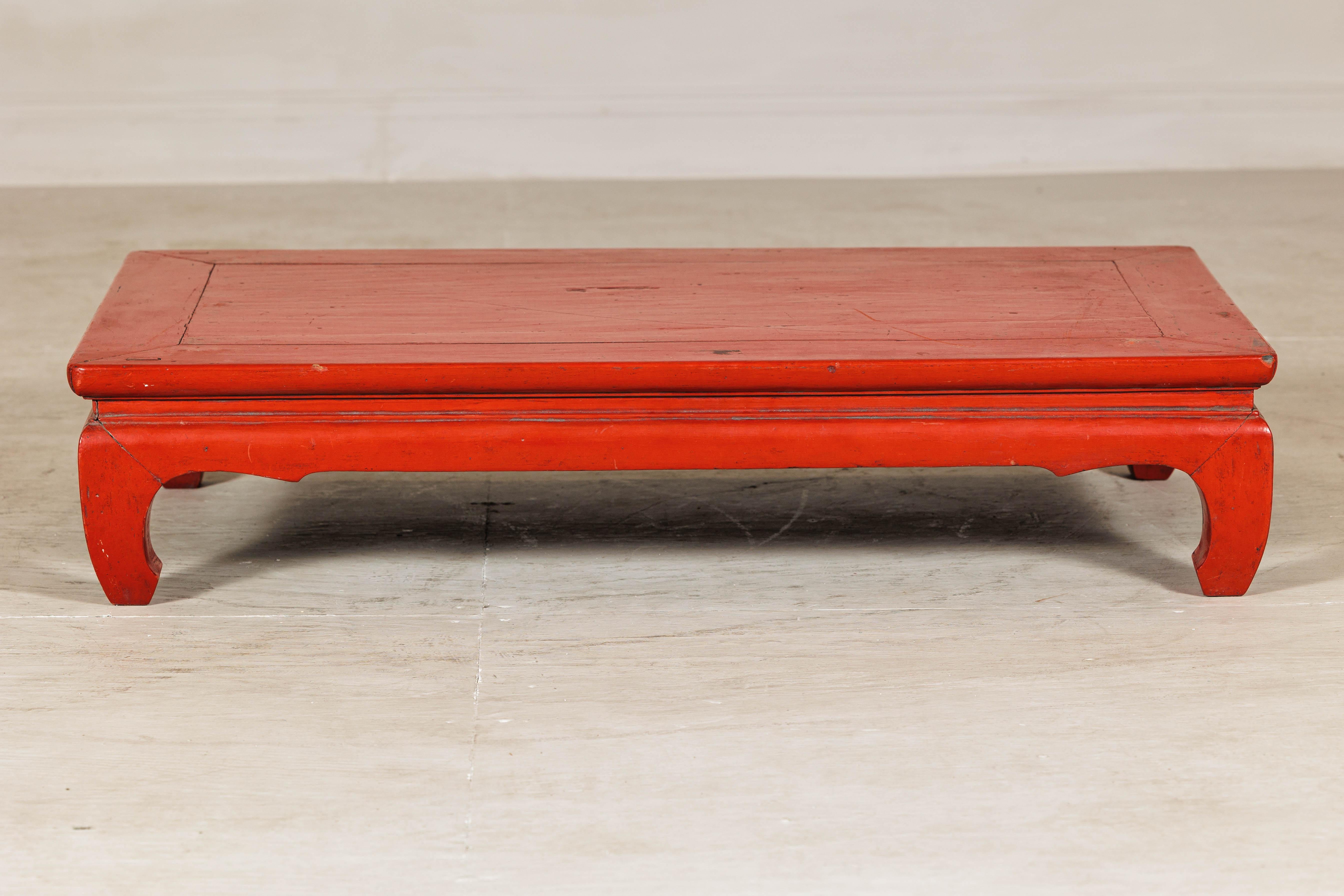 Chinois Table basse chinoise vintage en laque rouge avec pieds Chow et tablier festonné en vente