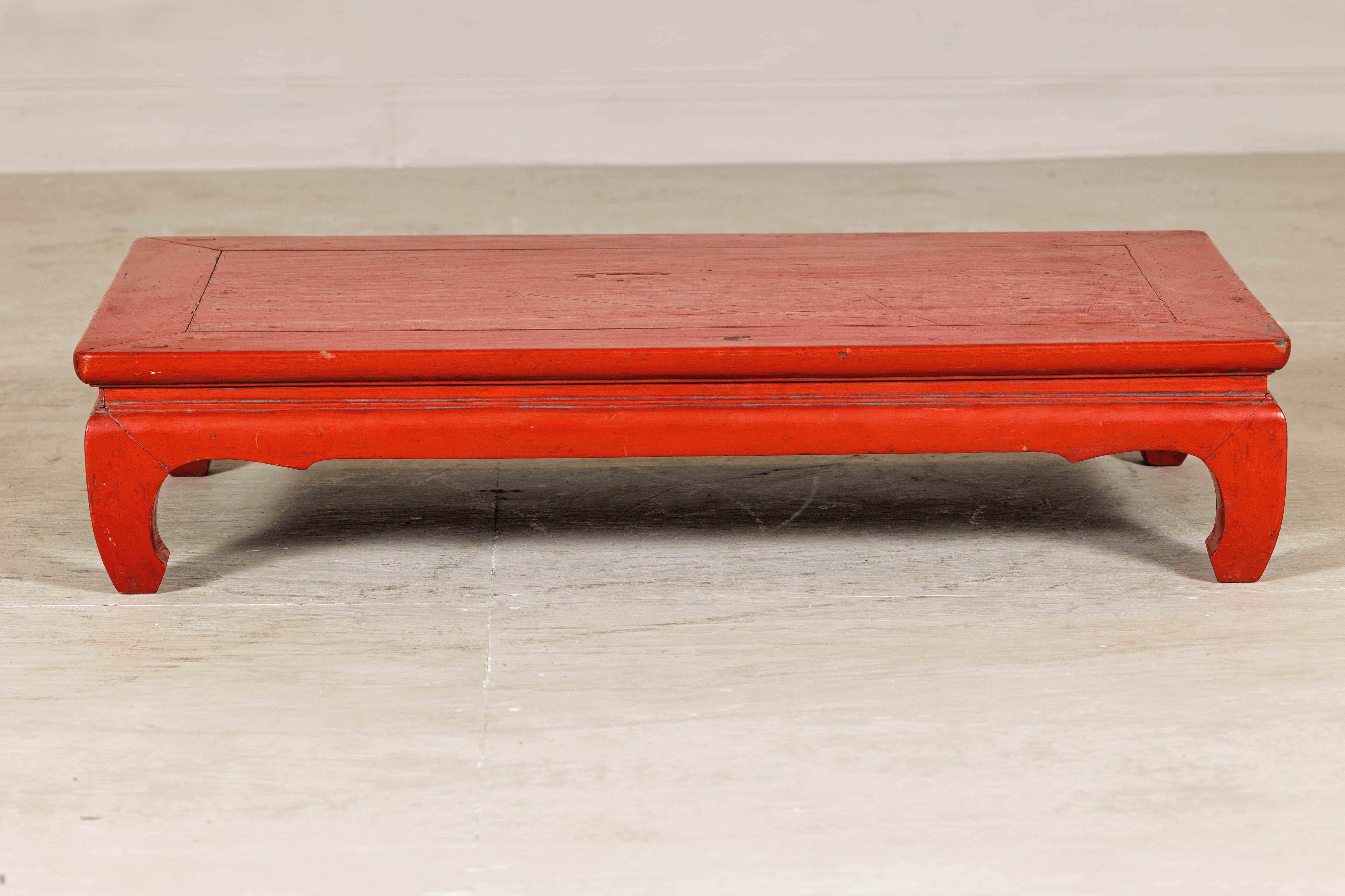 Sculpté Table basse chinoise vintage en laque rouge avec pieds Chow et tablier festonné en vente
