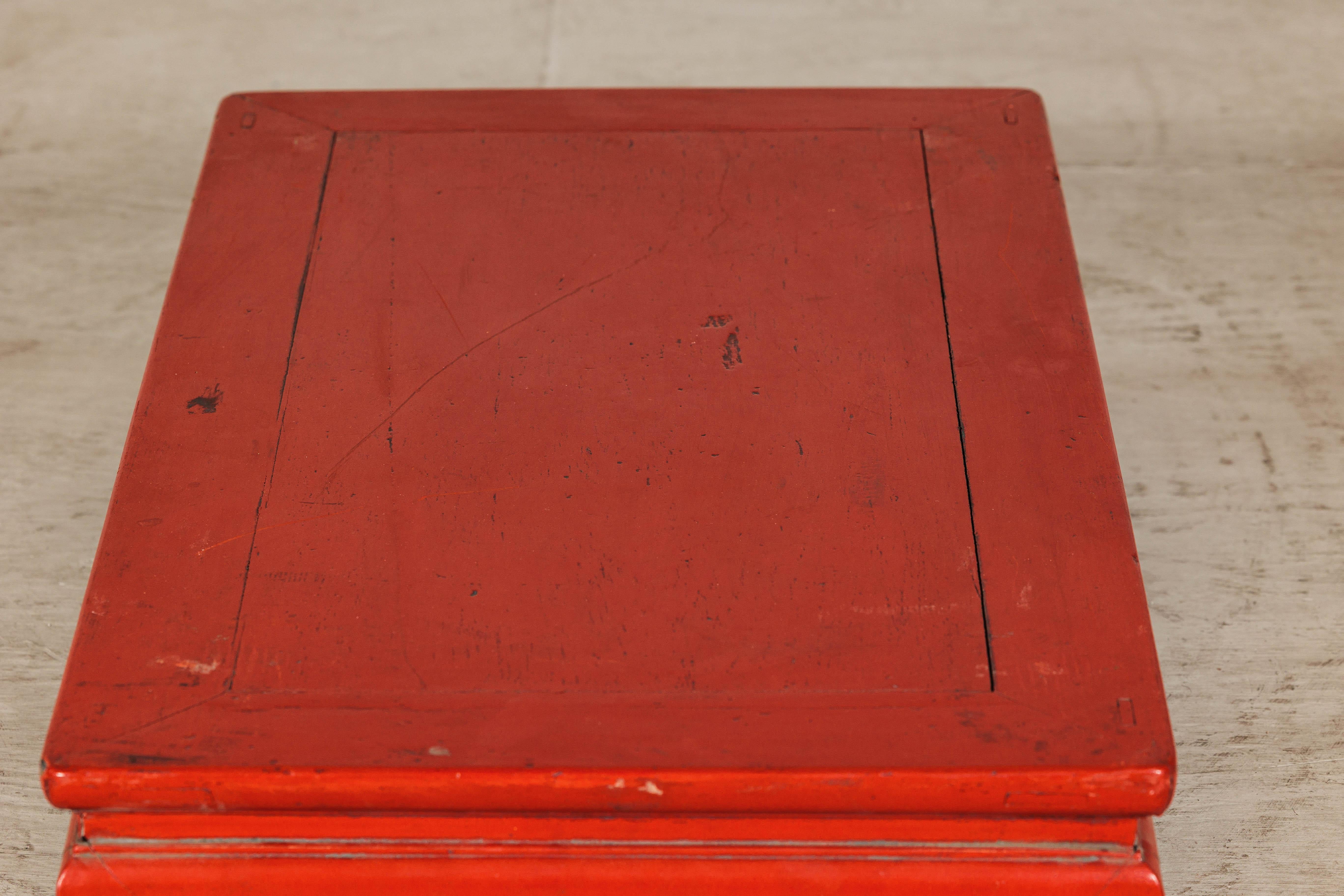 Table basse chinoise vintage en laque rouge avec pieds Chow et tablier festonné en vente 2