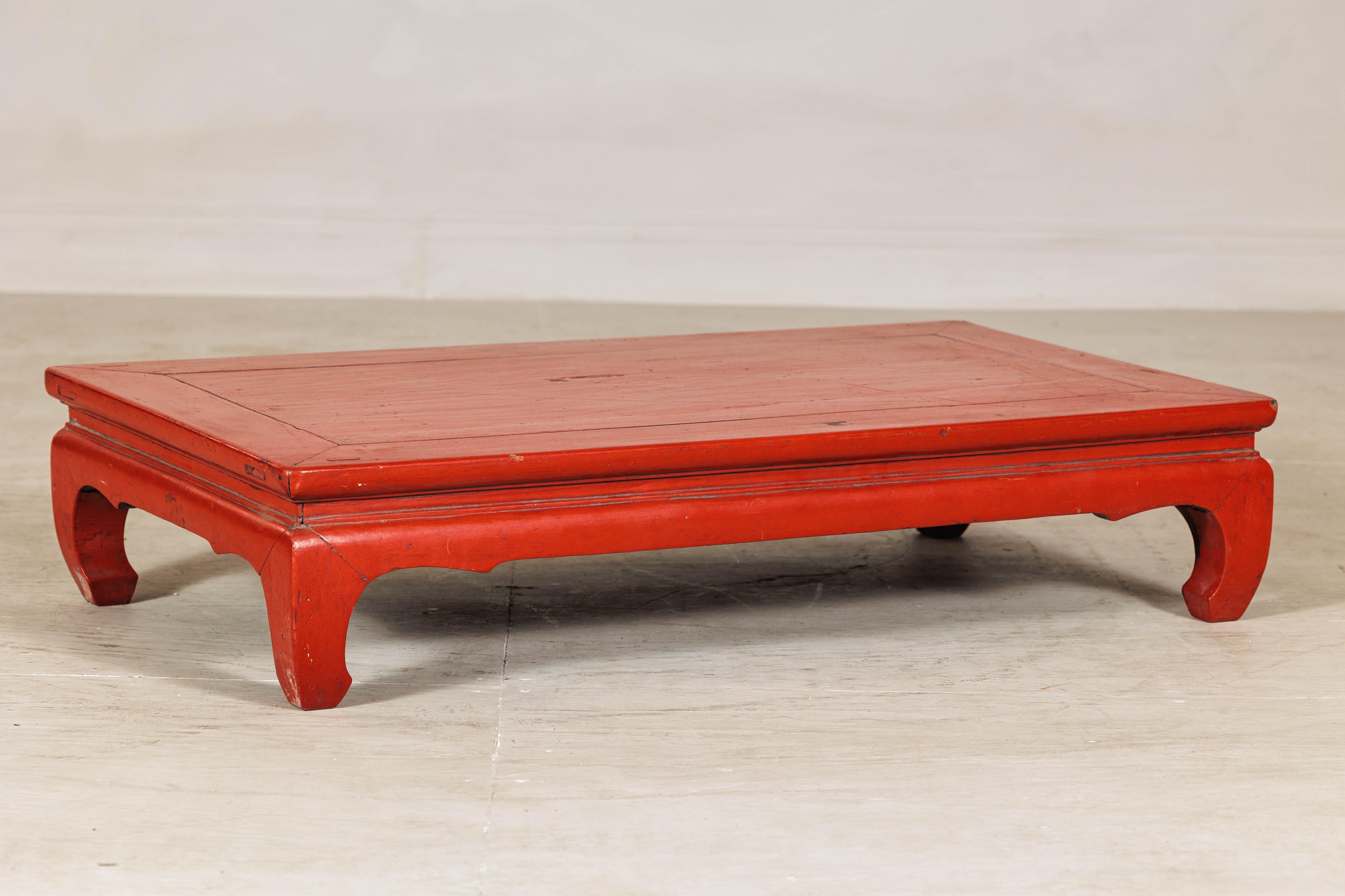 Table basse chinoise vintage en laque rouge avec pieds Chow et tablier festonné Bon état - En vente à Yonkers, NY