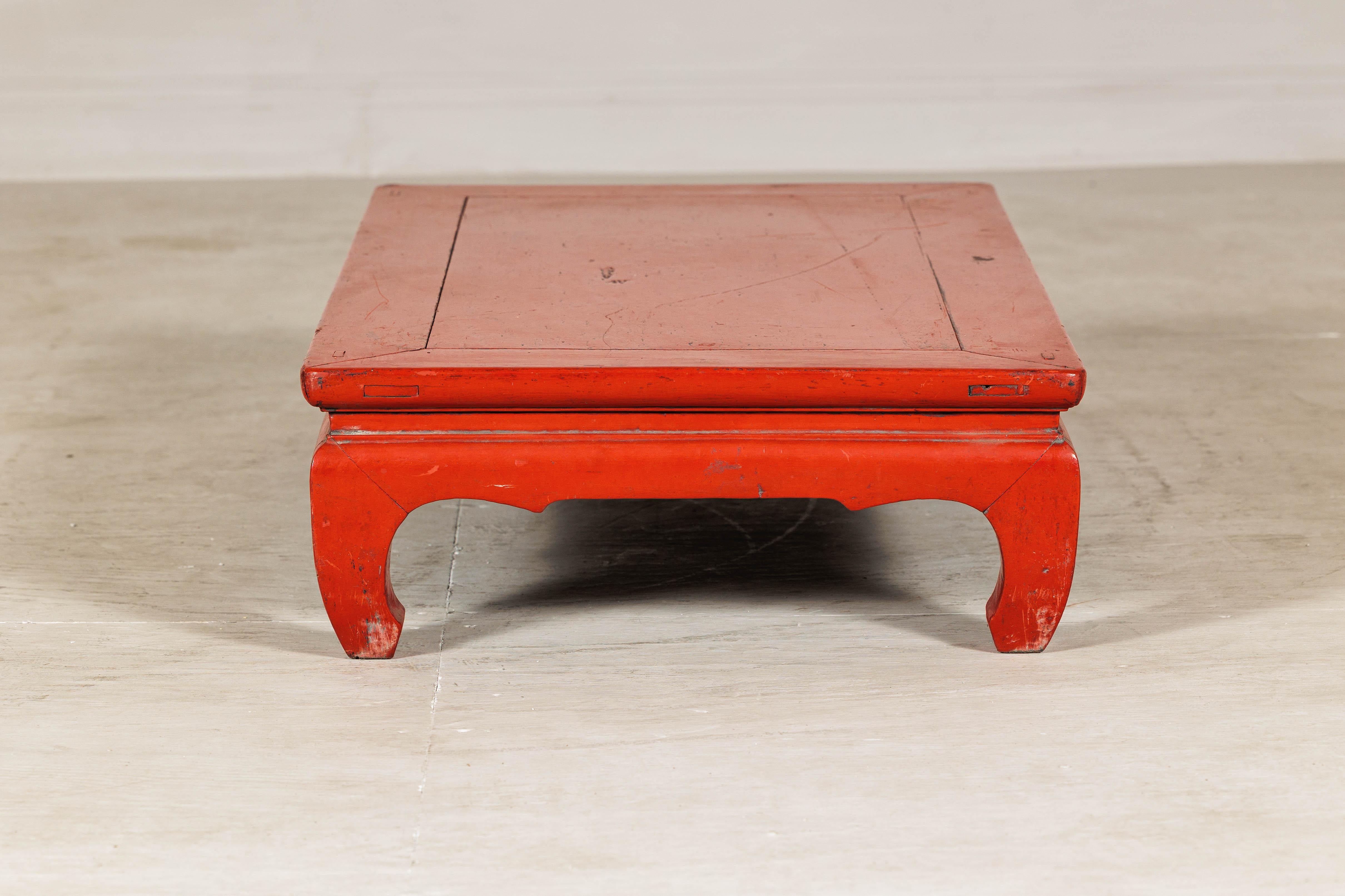 20ième siècle Table basse chinoise vintage en laque rouge avec pieds Chow et tablier festonné en vente
