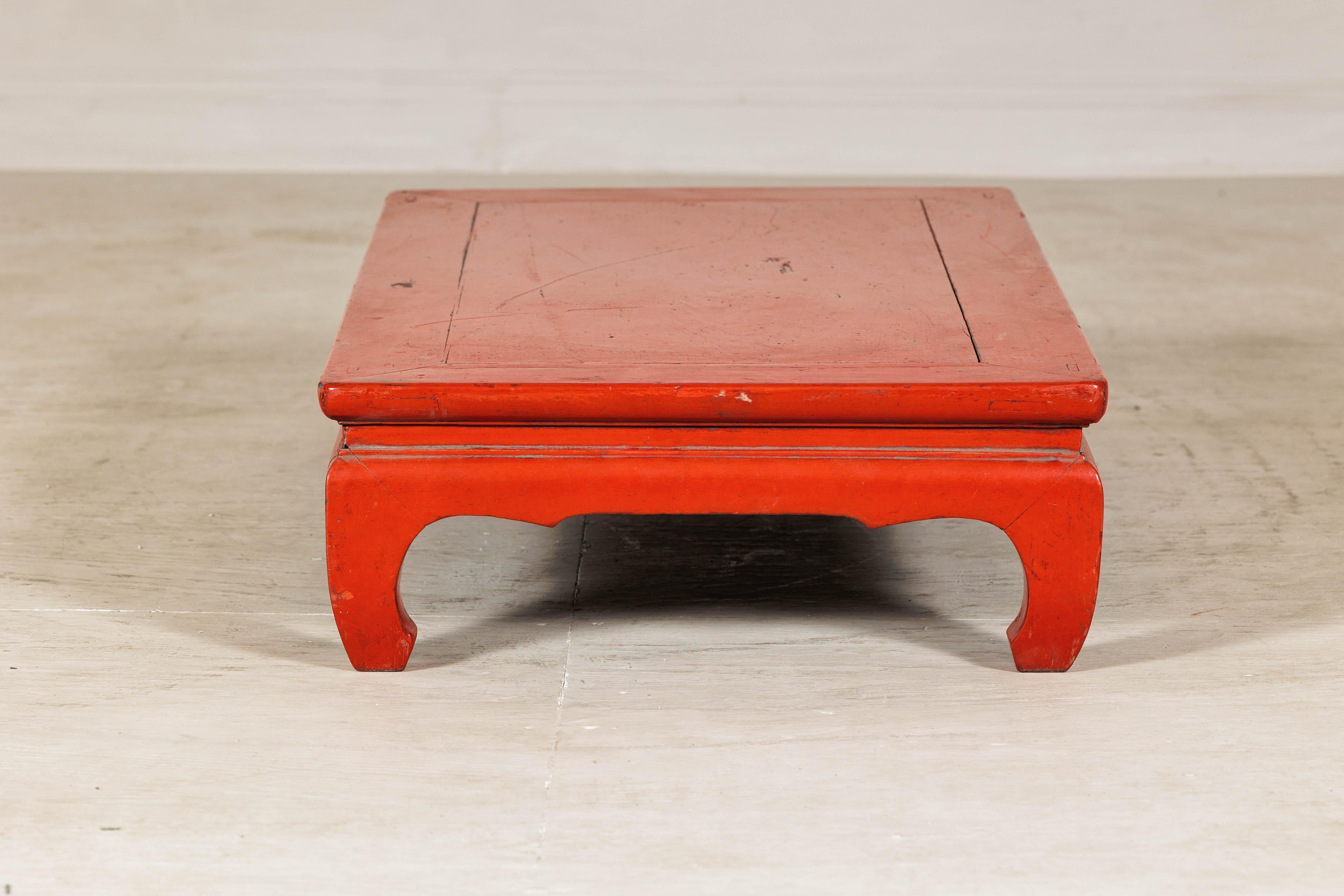 Table basse chinoise vintage en laque rouge avec pieds Chow et tablier festonné en vente 1