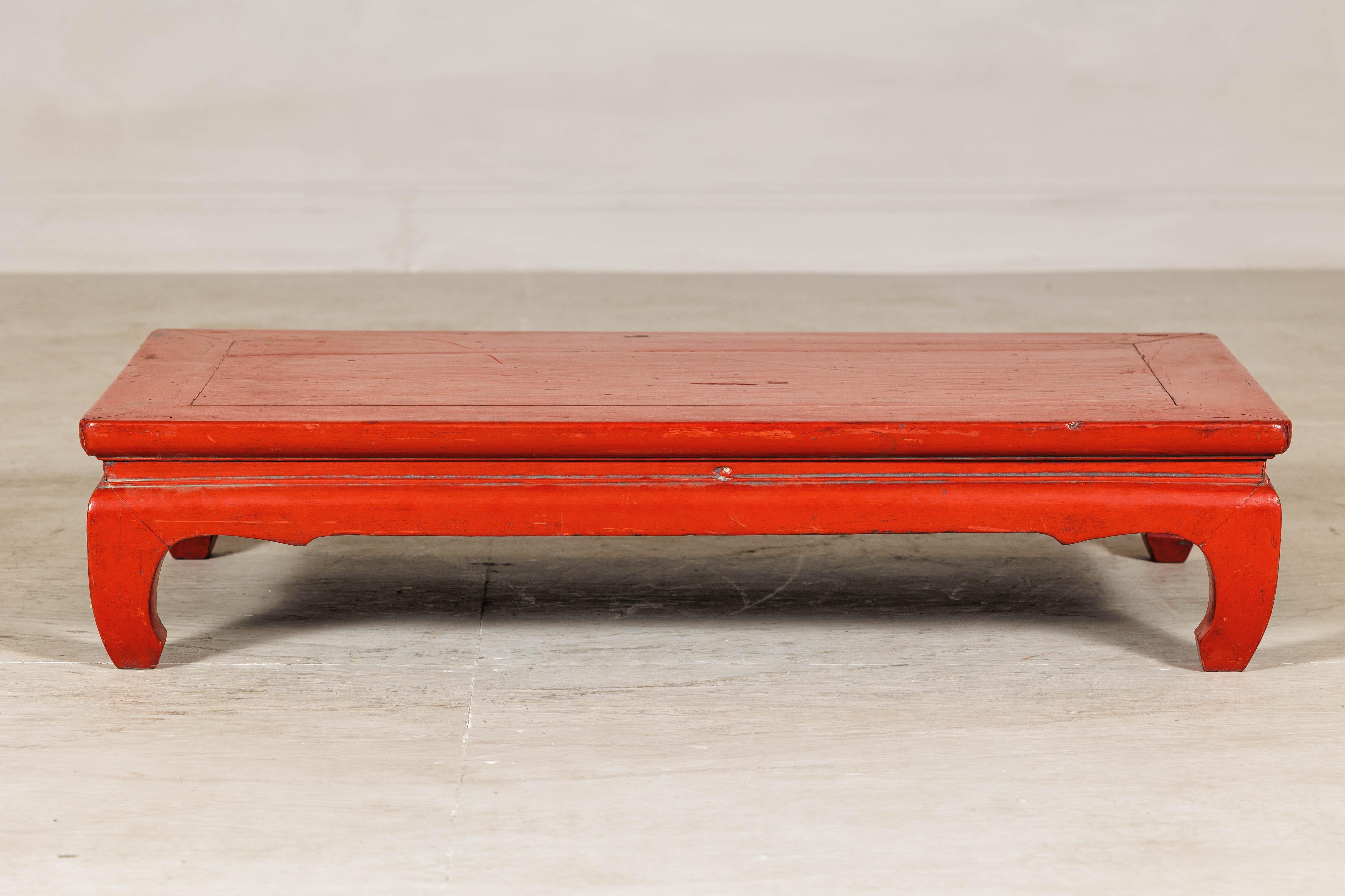 Bois Table basse chinoise vintage en laque rouge avec pieds Chow et tablier festonné en vente