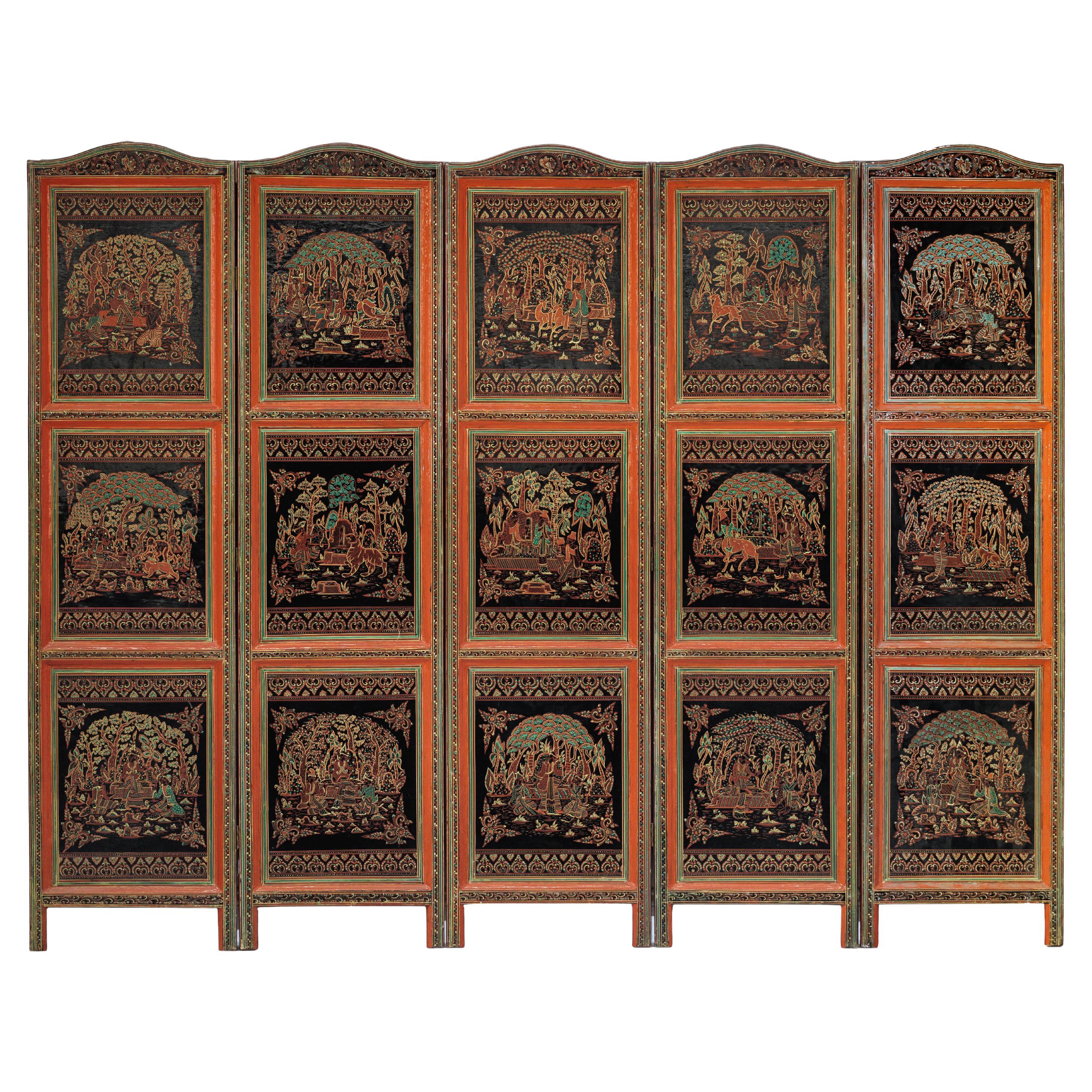 Paravento thailandese d'epoca a cinque pannelli laccati con scene figurative e animali dorati in vendita