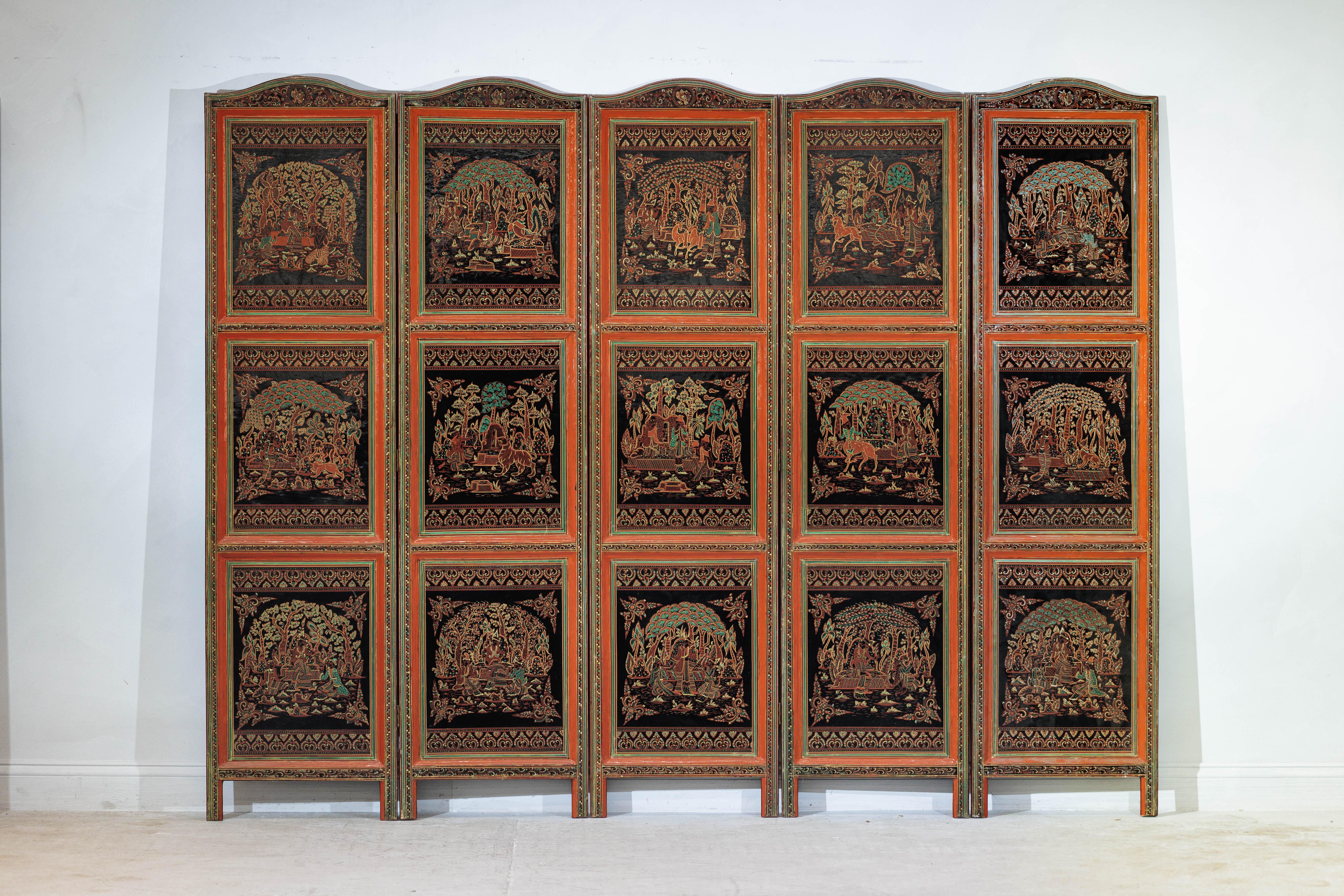 Questo paravento vintage a cinque pannelli laccato proveniente dalla Tailandia presenta un'impressionante disposizione di scene figurative e animali dipinte a mano in rosso, oro e verde su un fondo laccato nero. Ogni pannello è diviso in tre