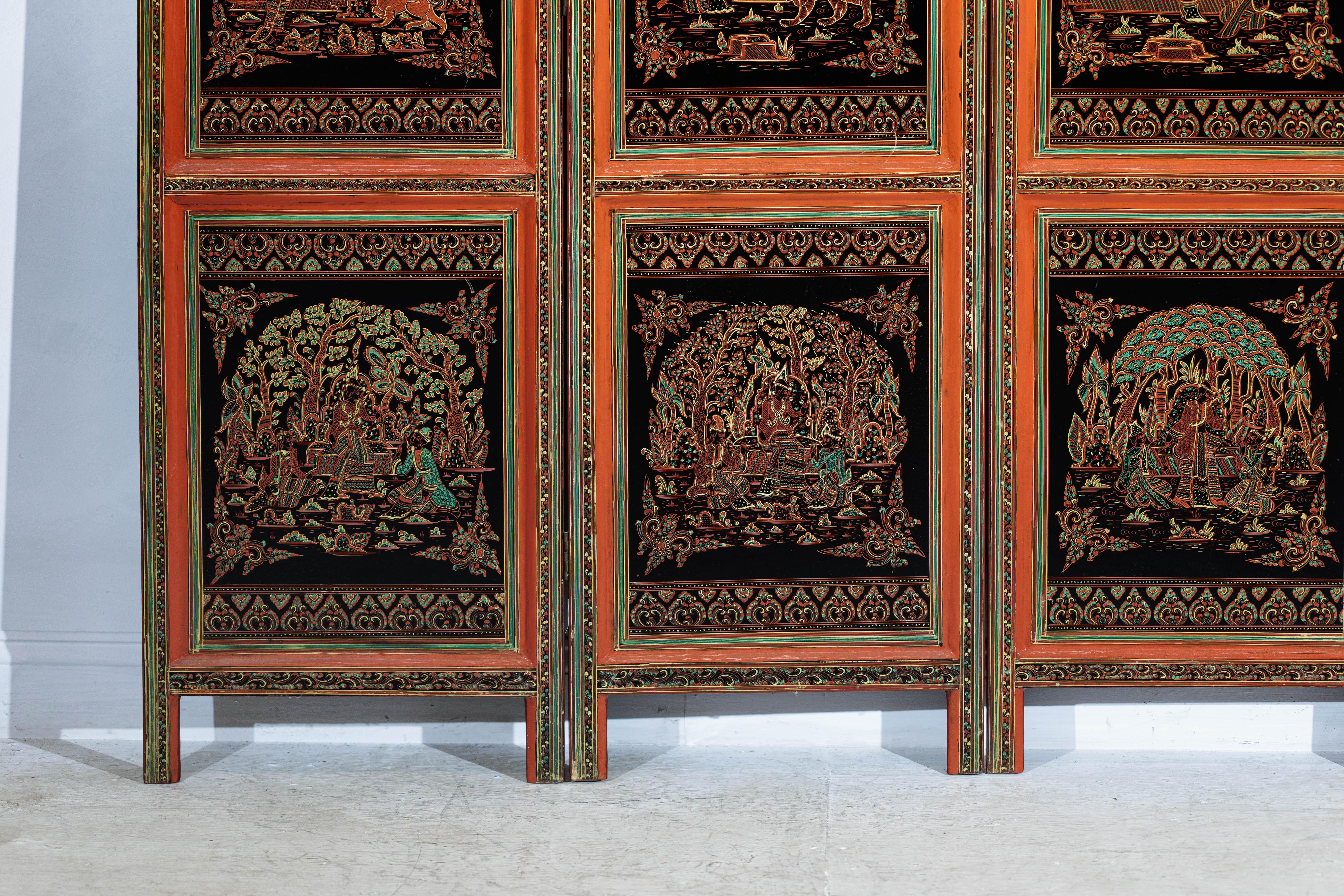 XX secolo Paravento thailandese d'epoca a cinque pannelli laccati con scene figurative e animali dorati in vendita